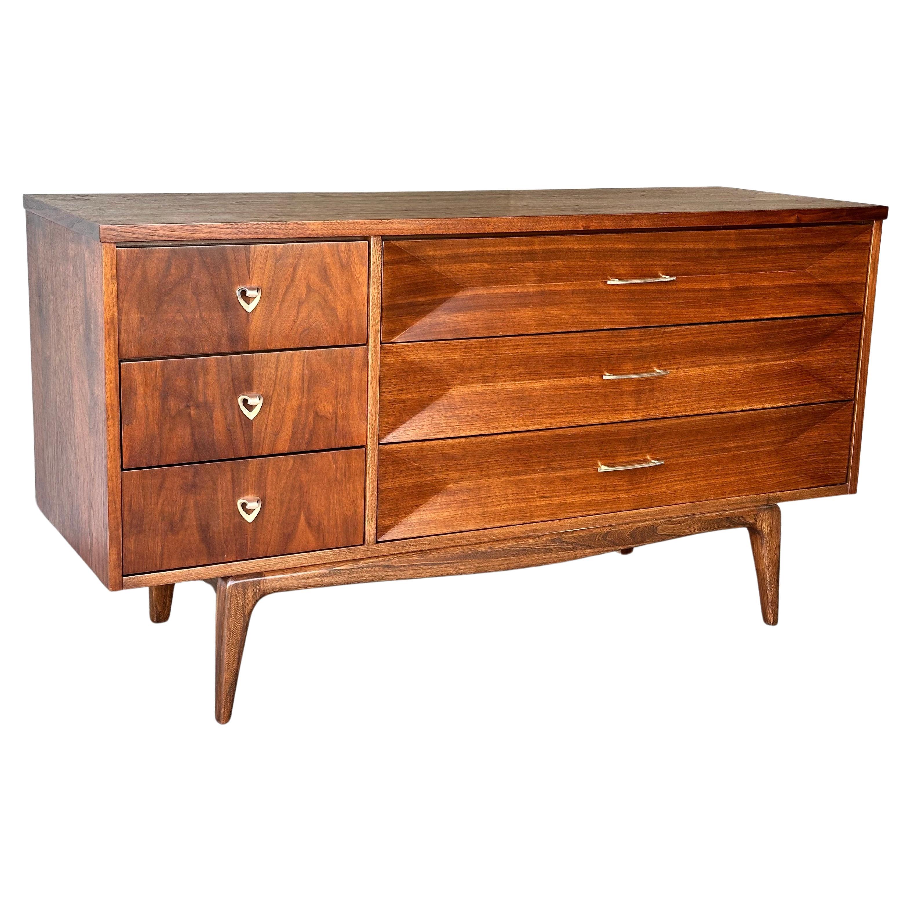 United Furniture Diamant Mid Century niedrige Kommode / Anrichte aus Nussbaumholz im Angebot