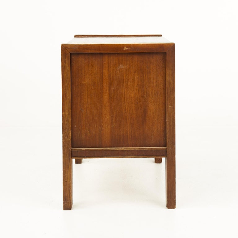 United Furniture Mid Century Brutalist Nightstand In Good Condition For Sale In Countryside, IL