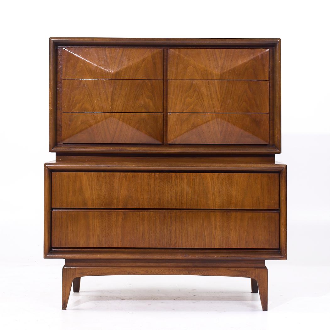 United Furniture Mid Century Diamant Nussbaum Highboy Kommode

Dieser Highboy misst: 44 breit x 20 tief x 49,75 Zoll hoch

Wir machen unsere Fotos in einem Studio mit kontrollierter Beleuchtung, um so viele Details wie möglich zu zeigen. Wir