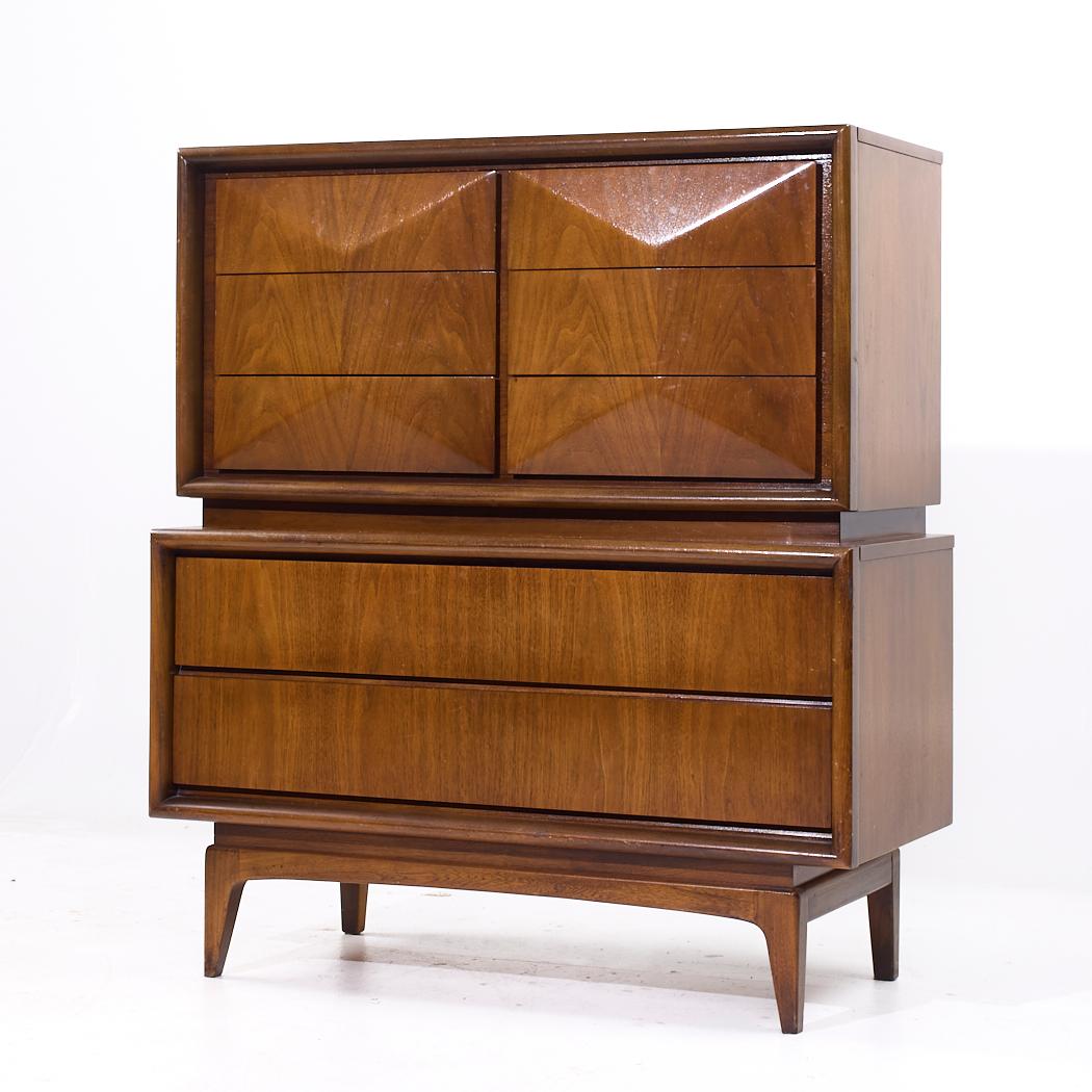 United Furniture Mid Century Diamant Nussbaum Highboy Kommode (Moderne der Mitte des Jahrhunderts) im Angebot