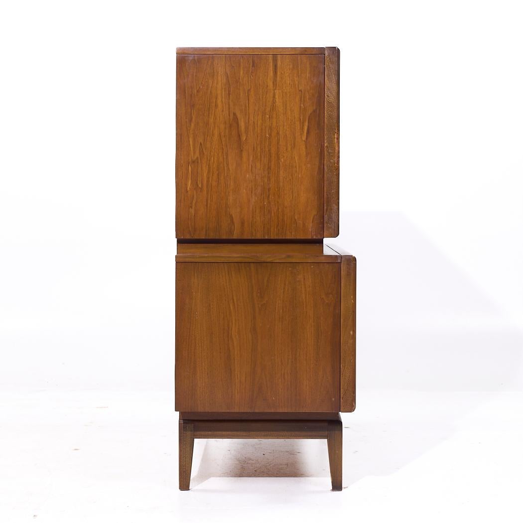 United Furniture Mid Century Diamant Nussbaum Highboy Kommode (amerikanisch) im Angebot