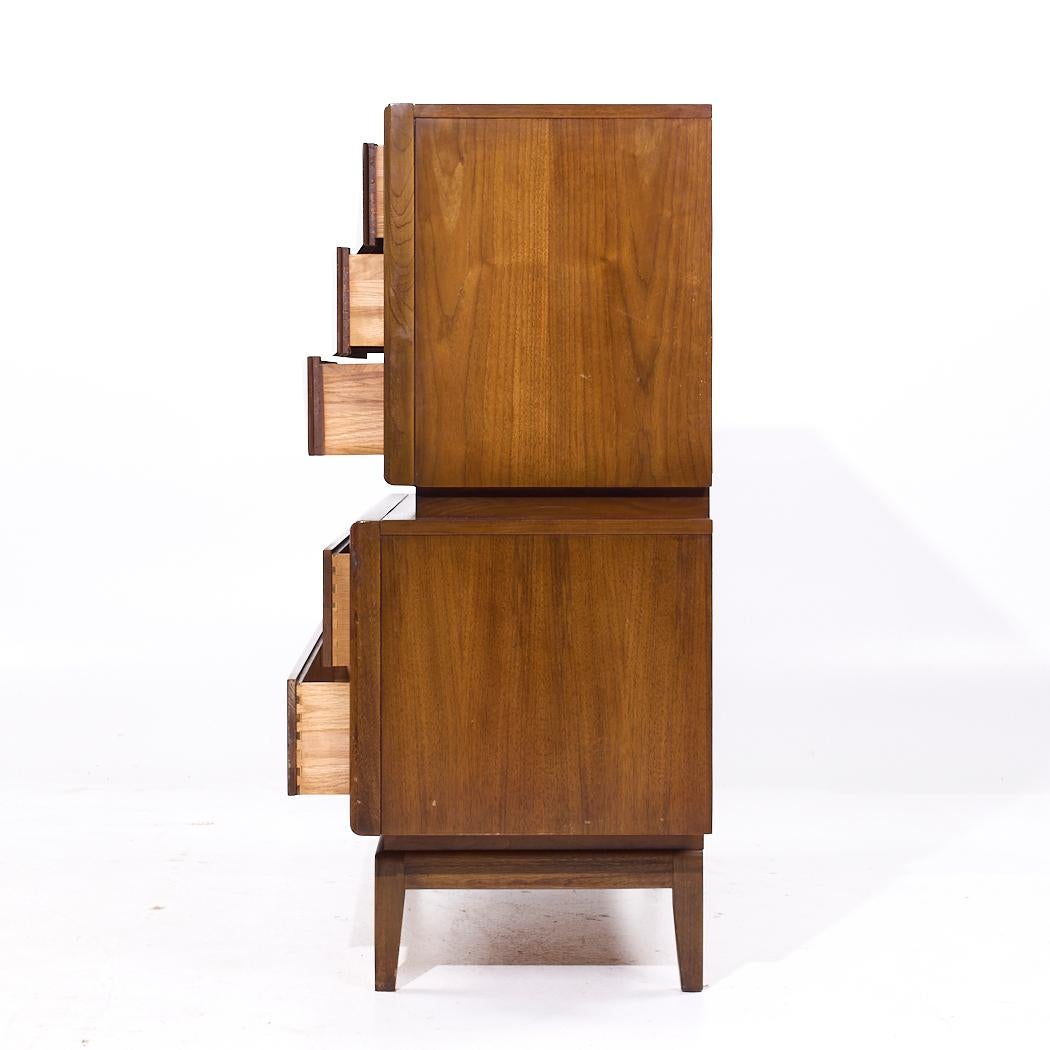 United Furniture Mid Century Diamant Nussbaum Highboy Kommode im Zustand „Gut“ im Angebot in Countryside, IL
