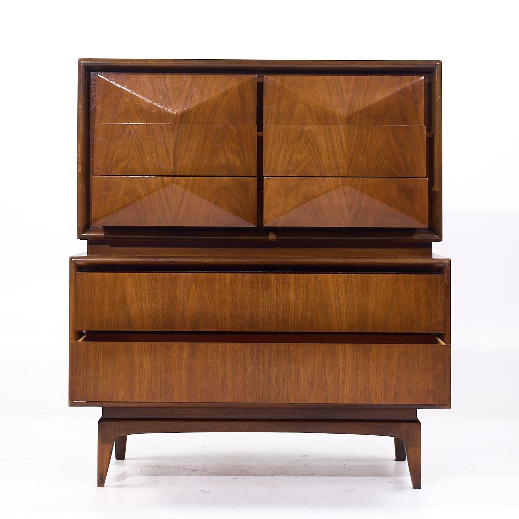 United Furniture Mid Century Diamant Nussbaum Highboy Kommode (Ende des 20. Jahrhunderts) im Angebot