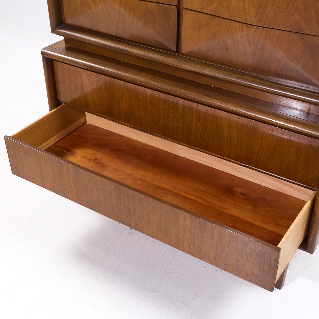 United Furniture Mid Century Diamant Nussbaum Highboy Kommode (Walnuss) im Angebot