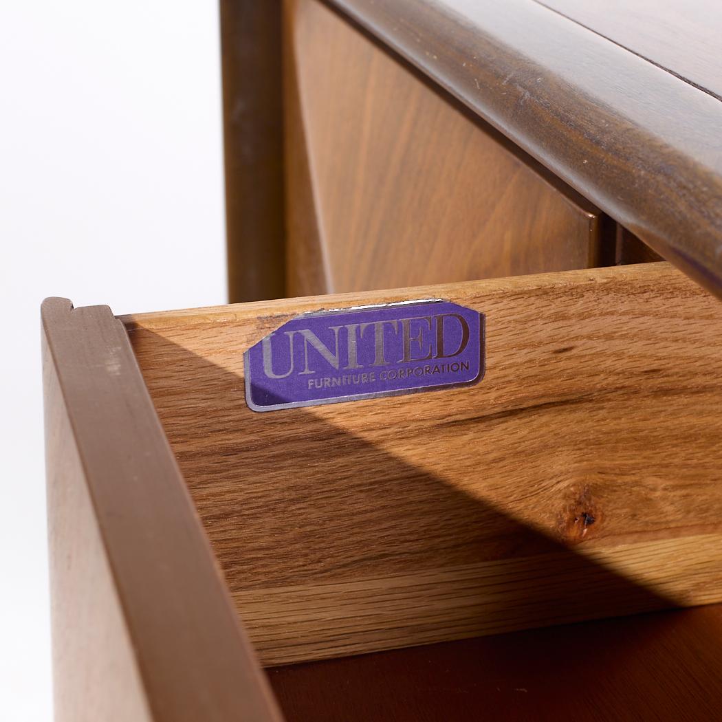 United Furniture Mid Century Diamant Nussbaum Highboy Kommode im Angebot 2