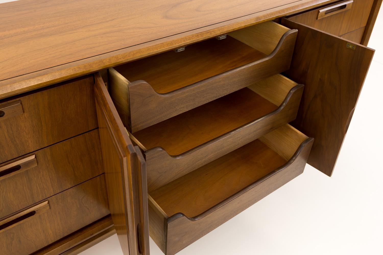 United Furniture Mid Century Lowboy Dresser In Good Condition In Countryside, IL