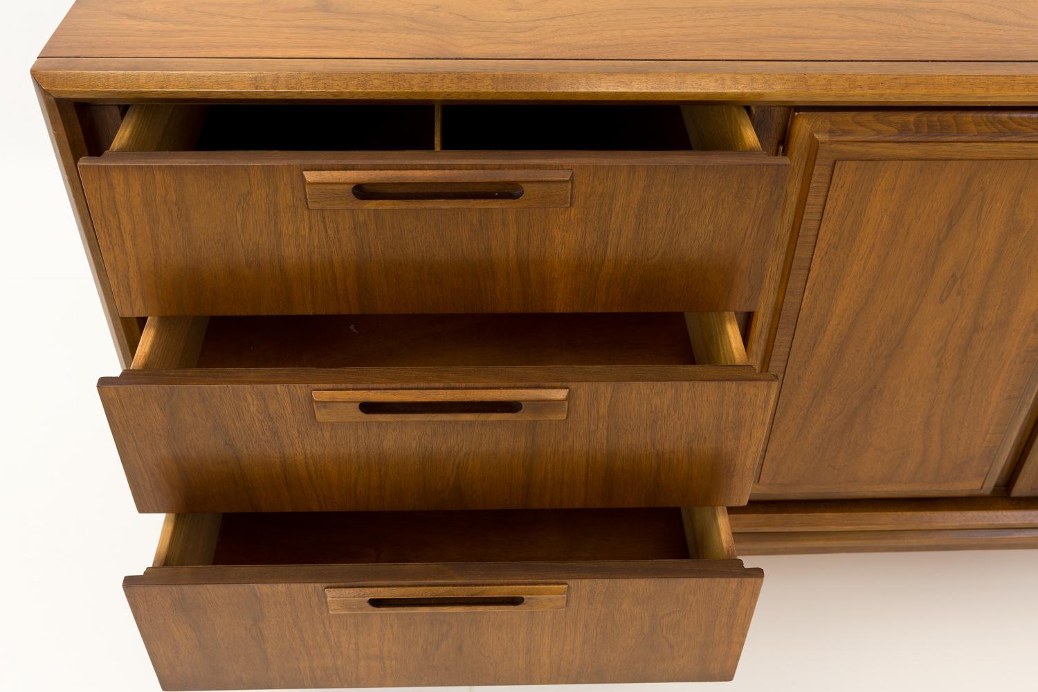 Wood United Furniture Mid Century Lowboy Dresser