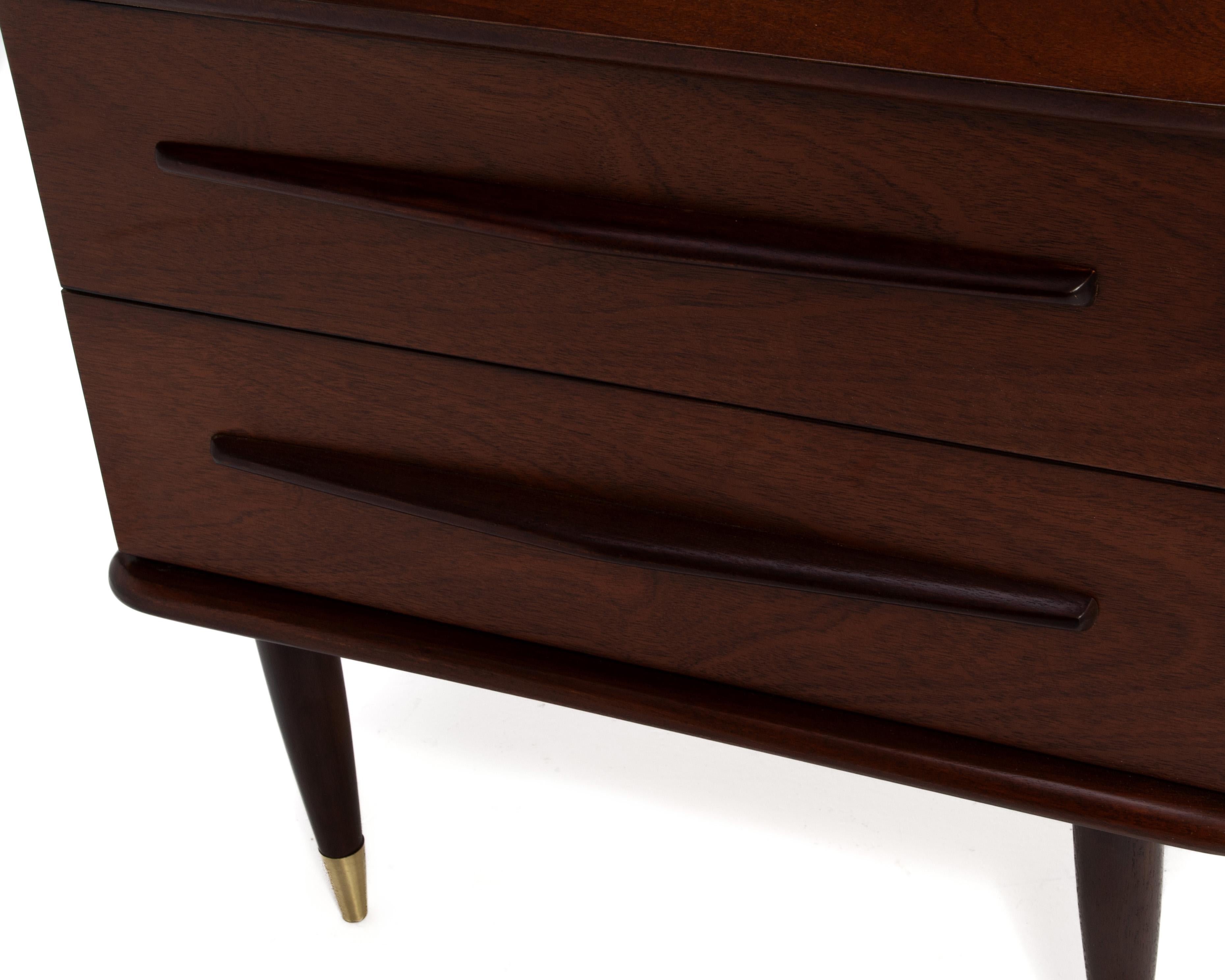 United Furniture - Comodini in ottone in mogano della metà del secolo scorso - coppia di comodini rifiniti in vendita 3