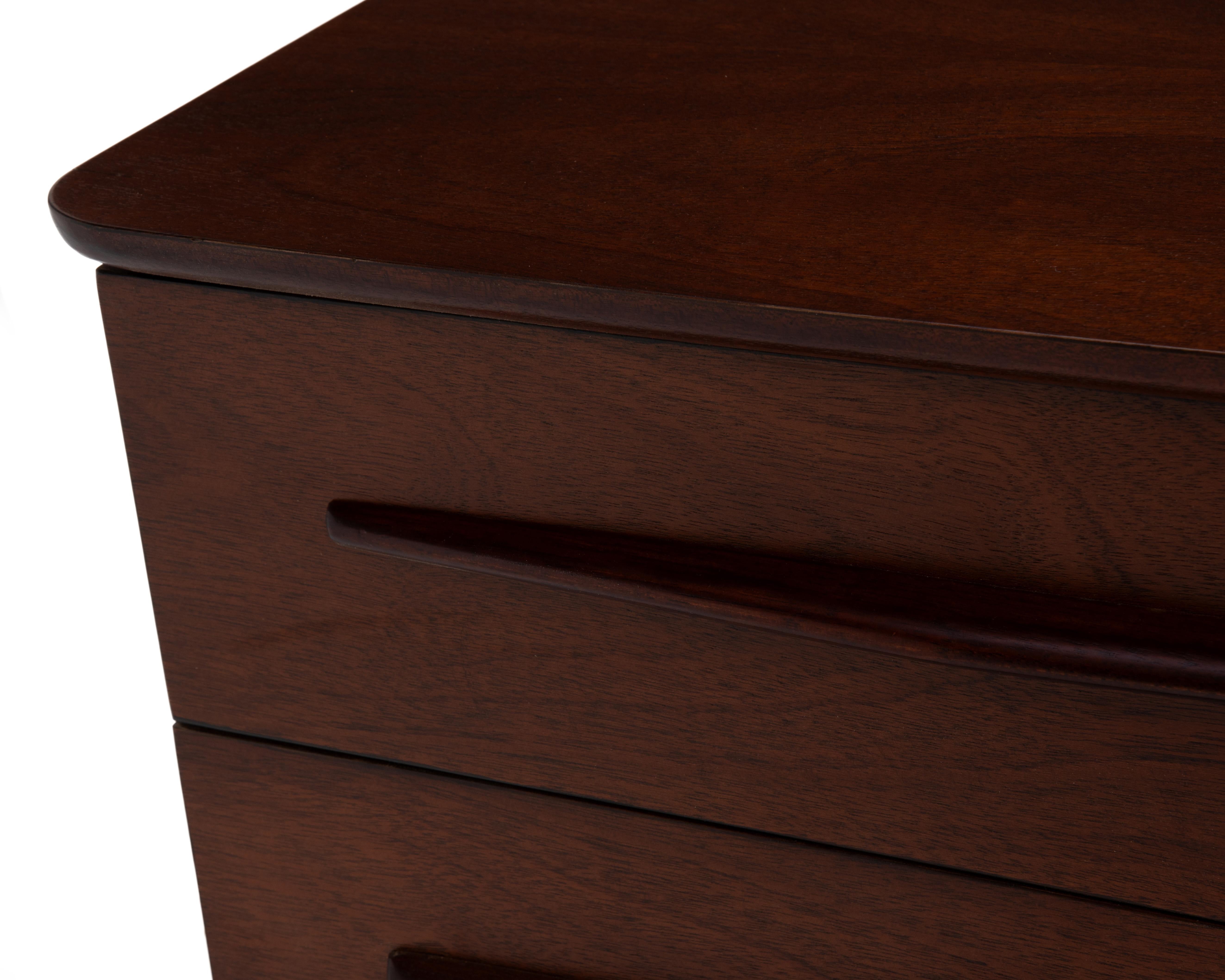 United Furniture - Comodini in ottone in mogano della metà del secolo scorso - coppia di comodini rifiniti in vendita 4
