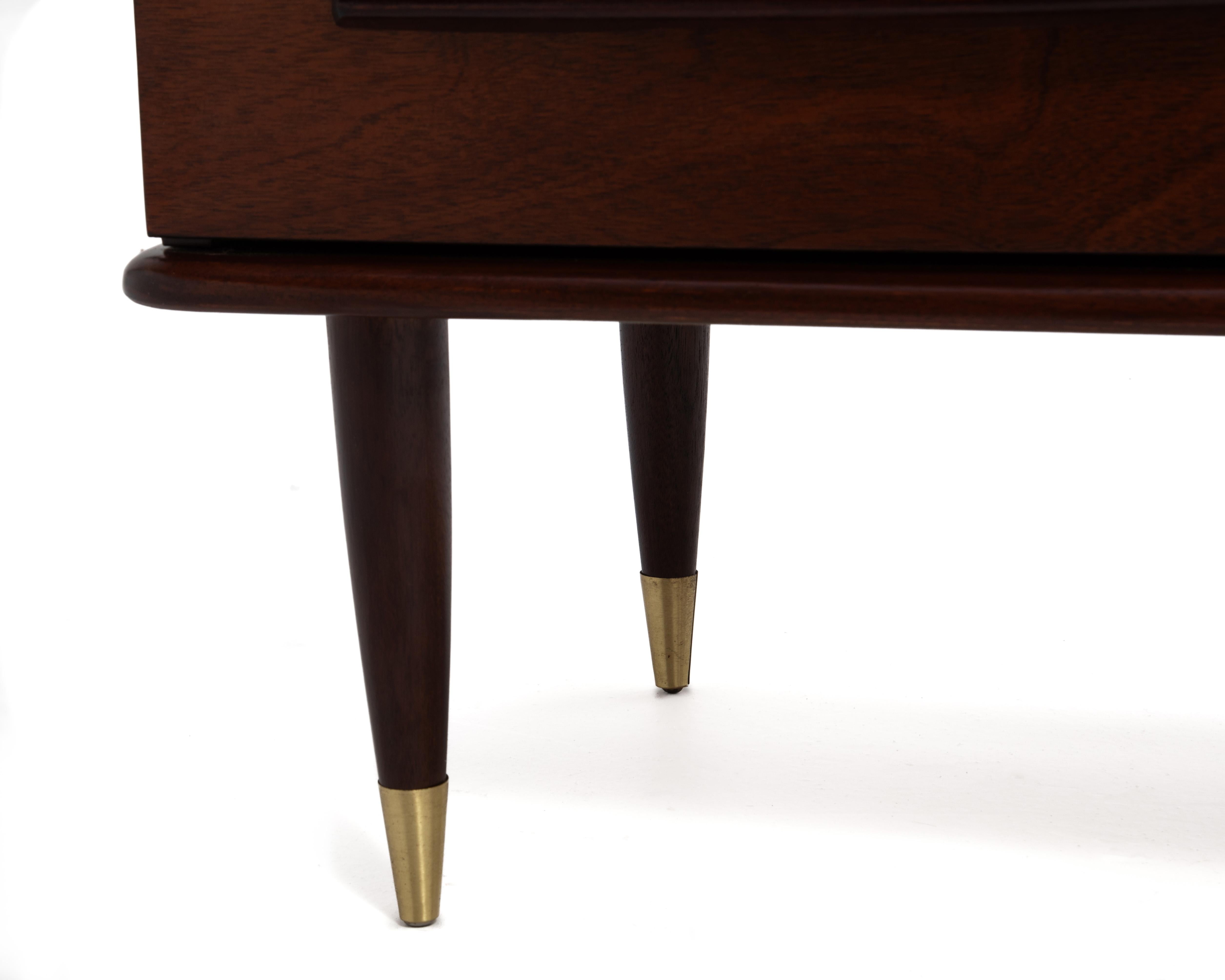 United Furniture - Comodini in ottone in mogano della metà del secolo scorso - coppia di comodini rifiniti in vendita 5