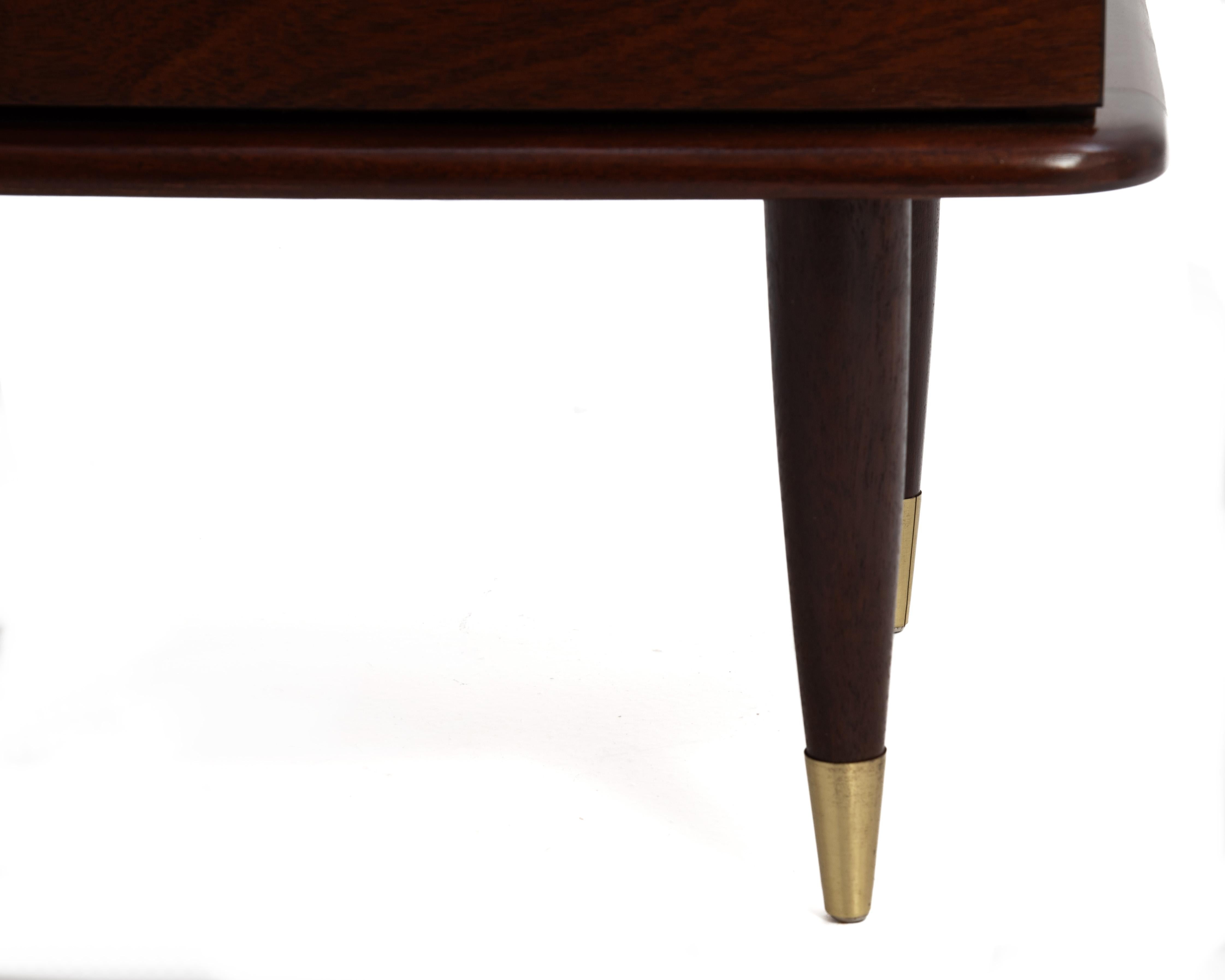 United Furniture - Comodini in ottone in mogano della metà del secolo scorso - coppia di comodini rifiniti in vendita 6
