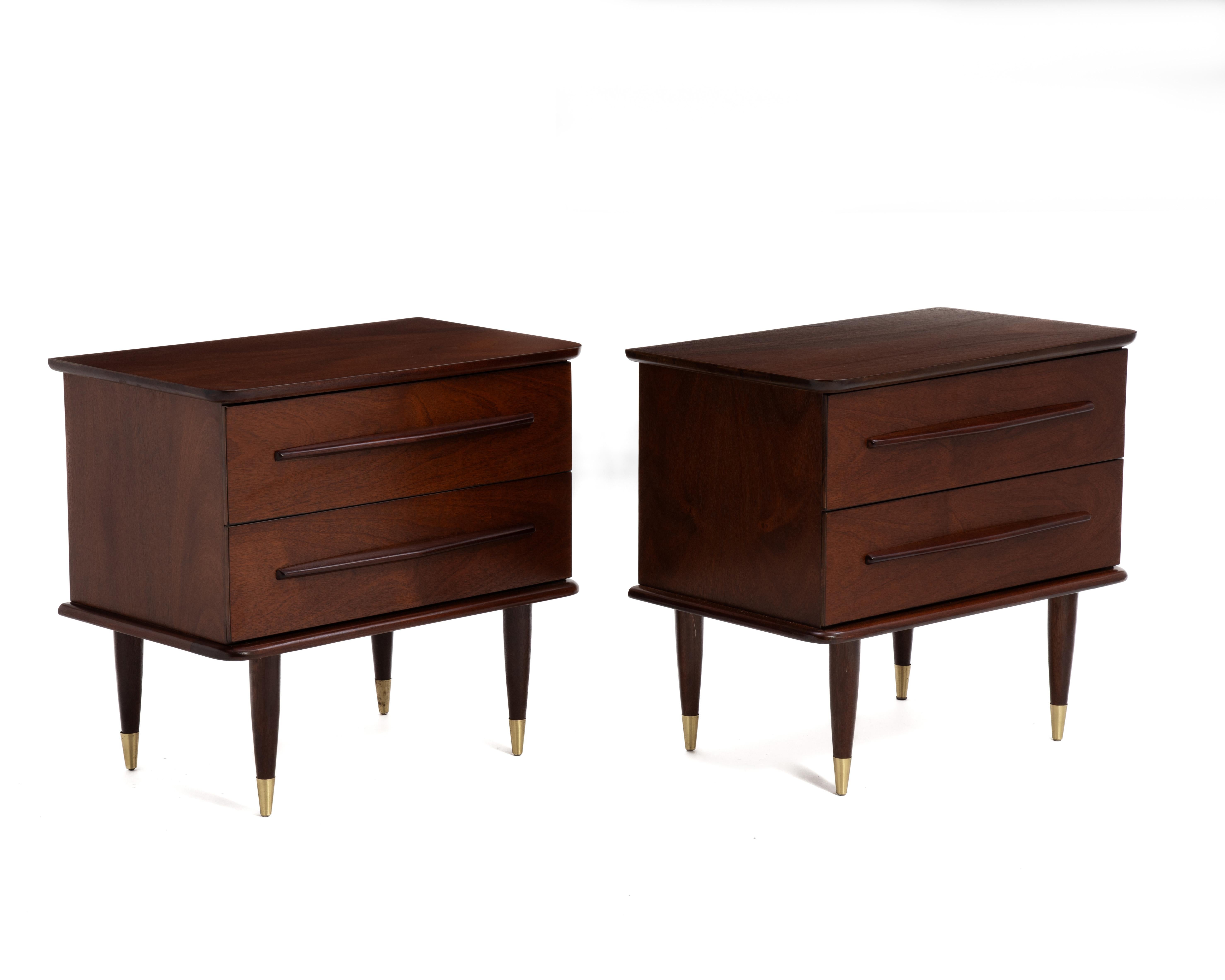 Mid-Century moderno United Furniture - Comodini in ottone in mogano della metà del secolo scorso - coppia di comodini rifiniti in vendita