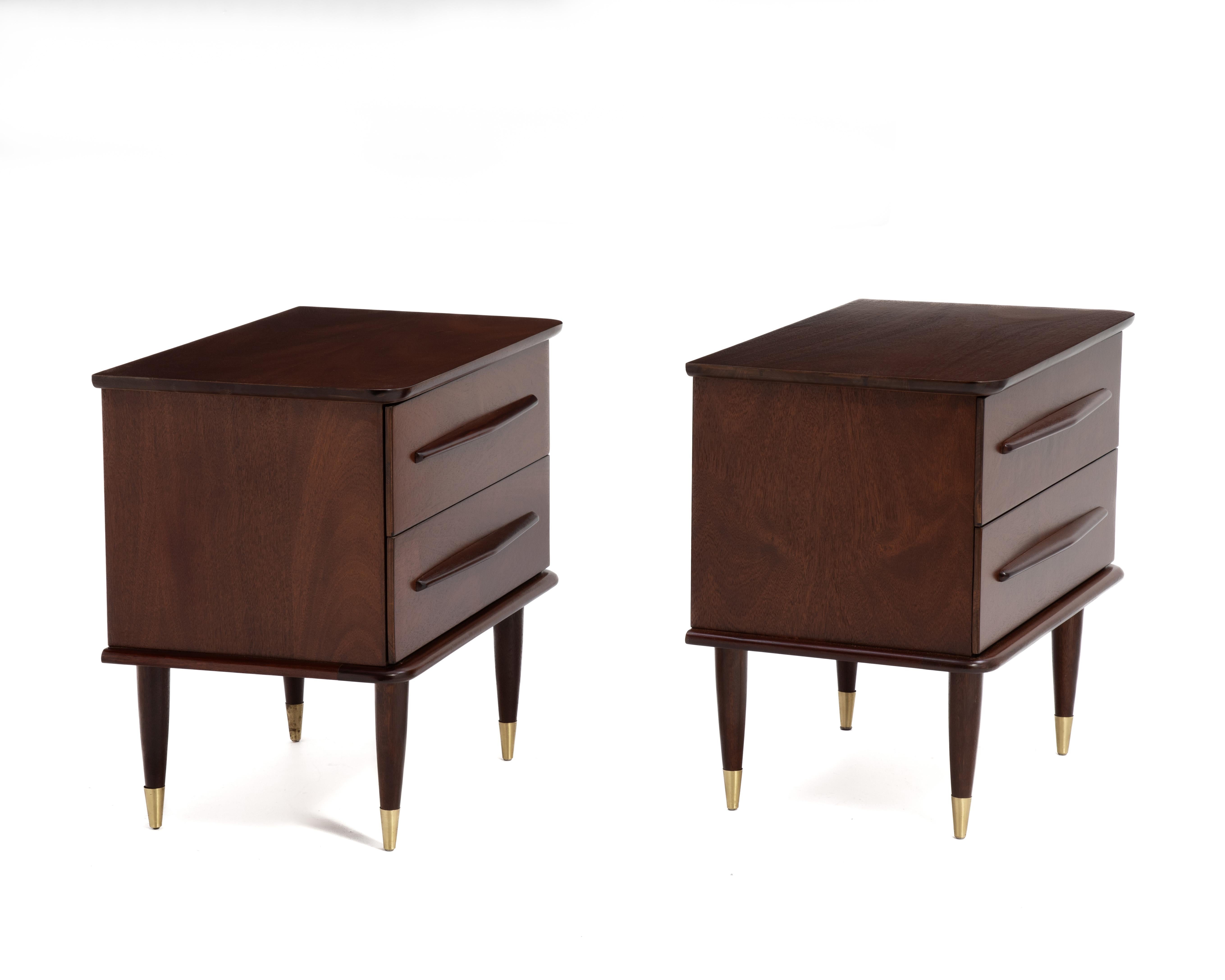 Americano United Furniture - Comodini in ottone in mogano della metà del secolo scorso - coppia di comodini rifiniti in vendita