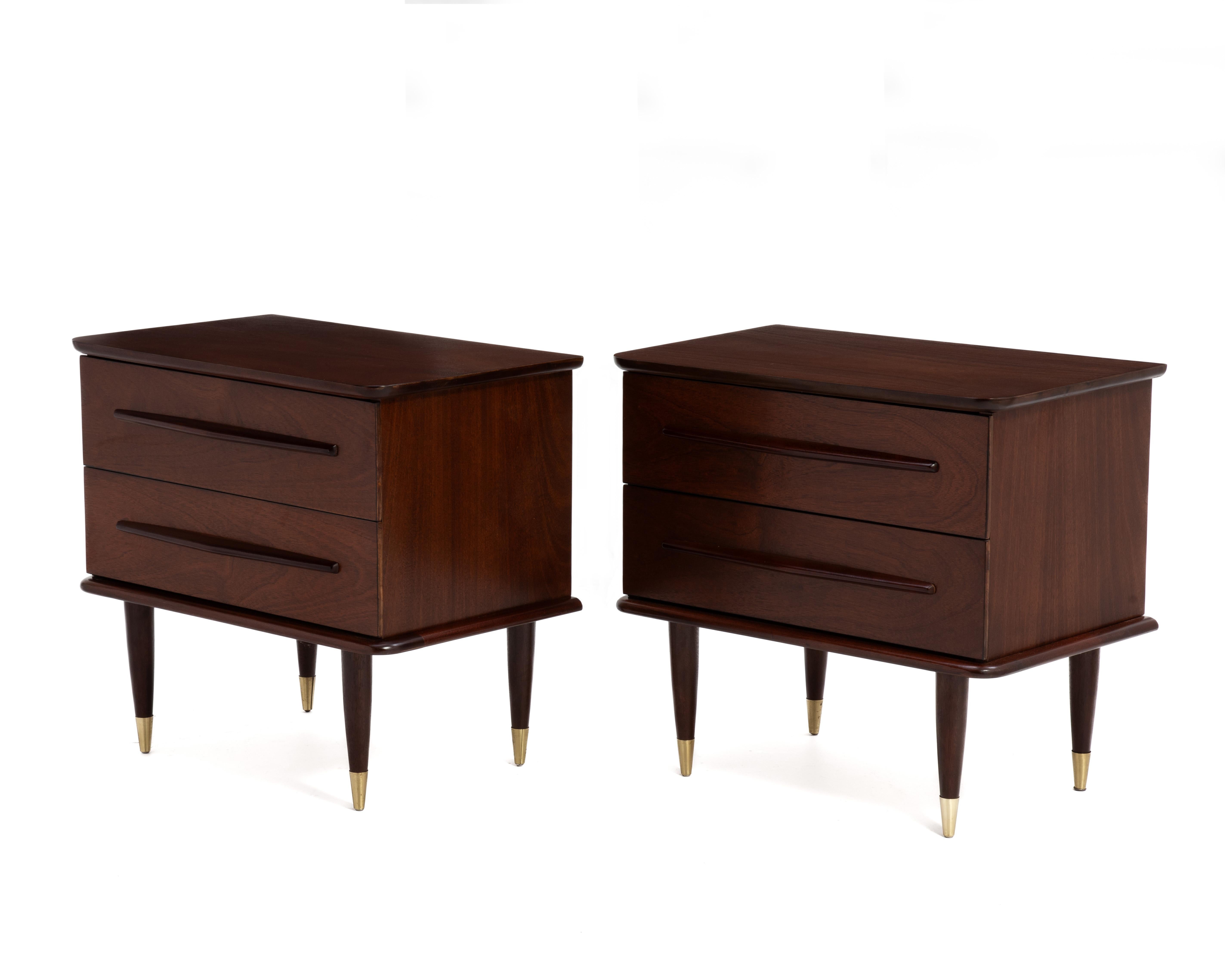 Metà XX secolo United Furniture - Comodini in ottone in mogano della metà del secolo scorso - coppia di comodini rifiniti in vendita