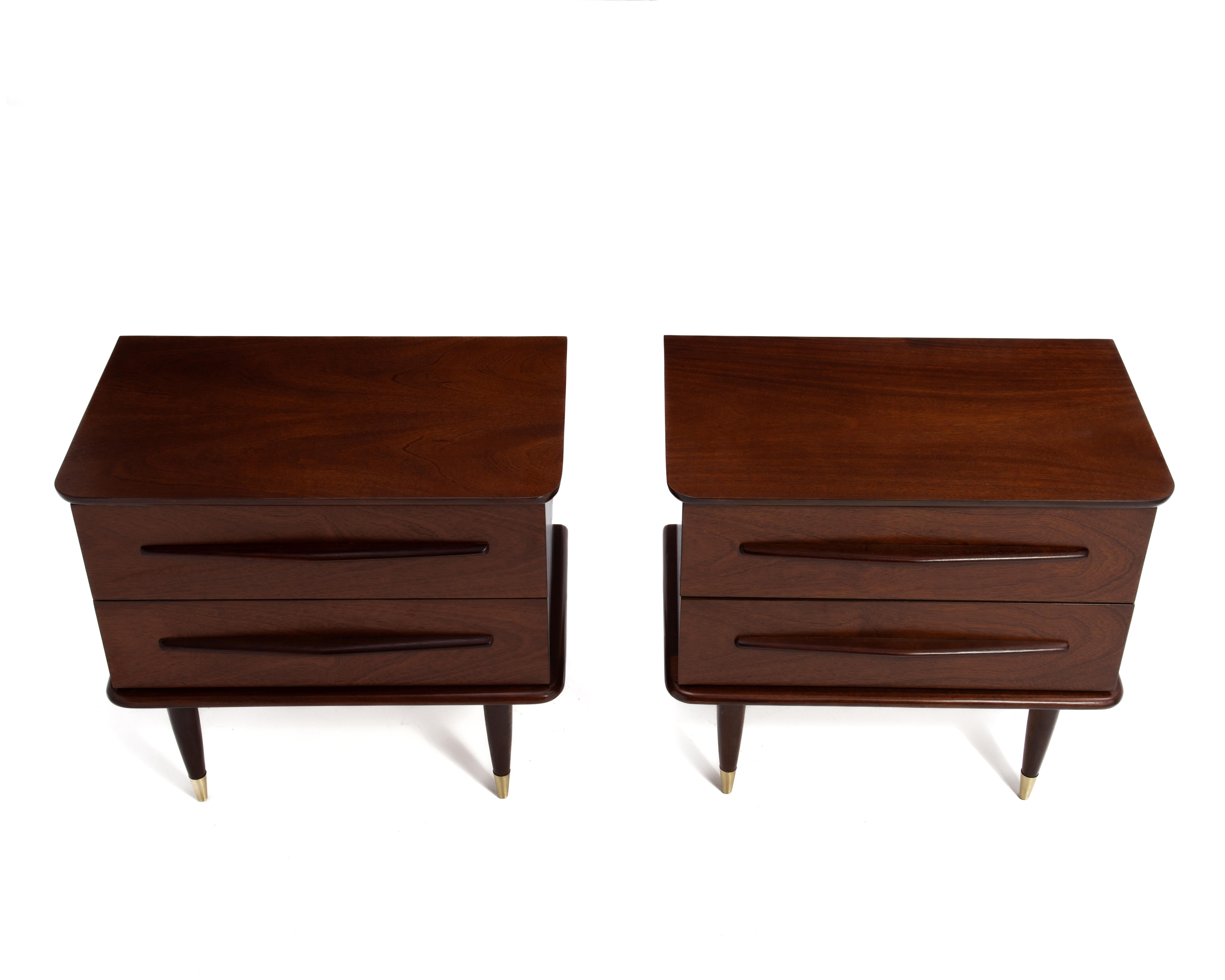 Ottone United Furniture - Comodini in ottone in mogano della metà del secolo scorso - coppia di comodini rifiniti in vendita