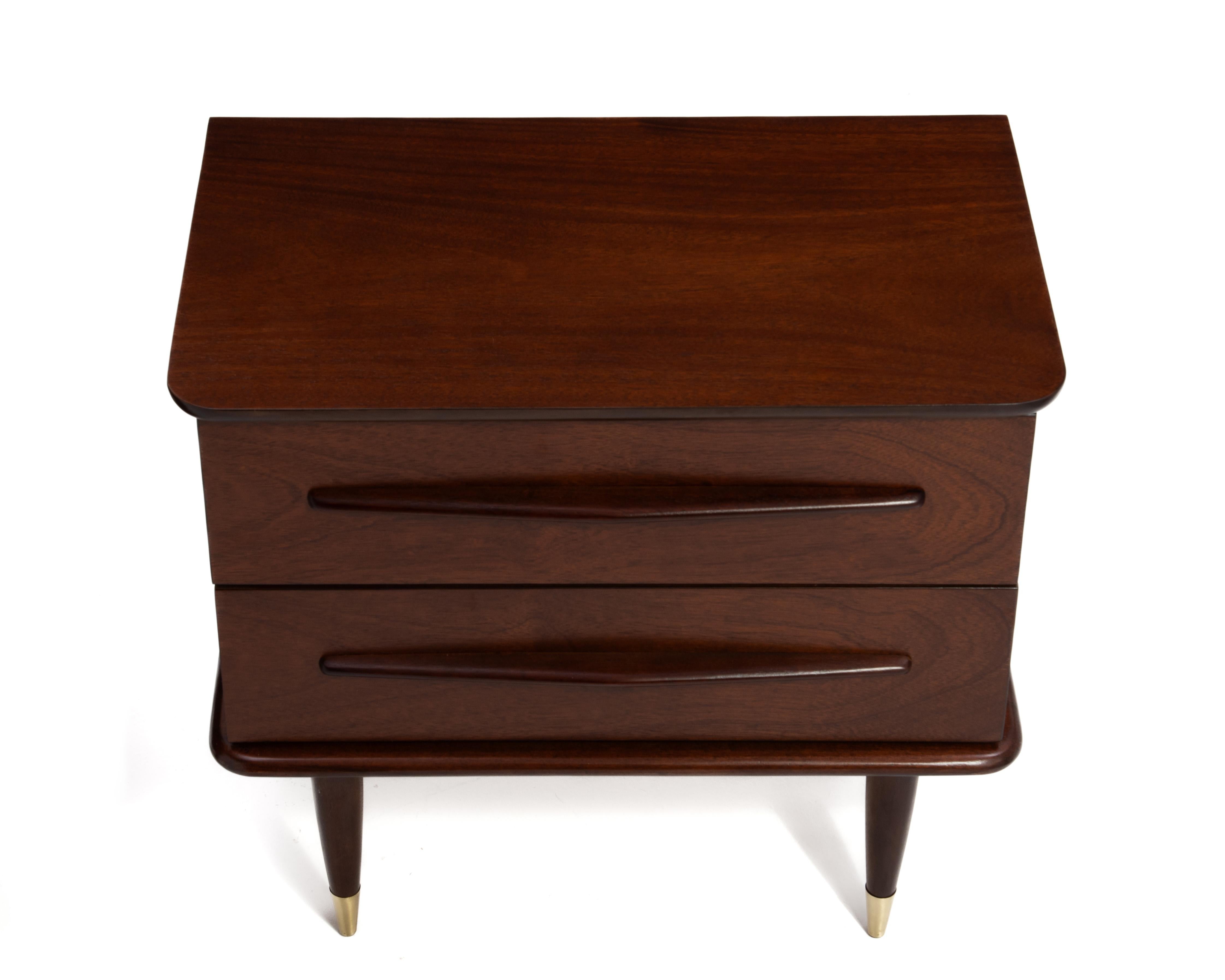 United Furniture - Comodini in ottone in mogano della metà del secolo scorso - coppia di comodini rifiniti in vendita 1