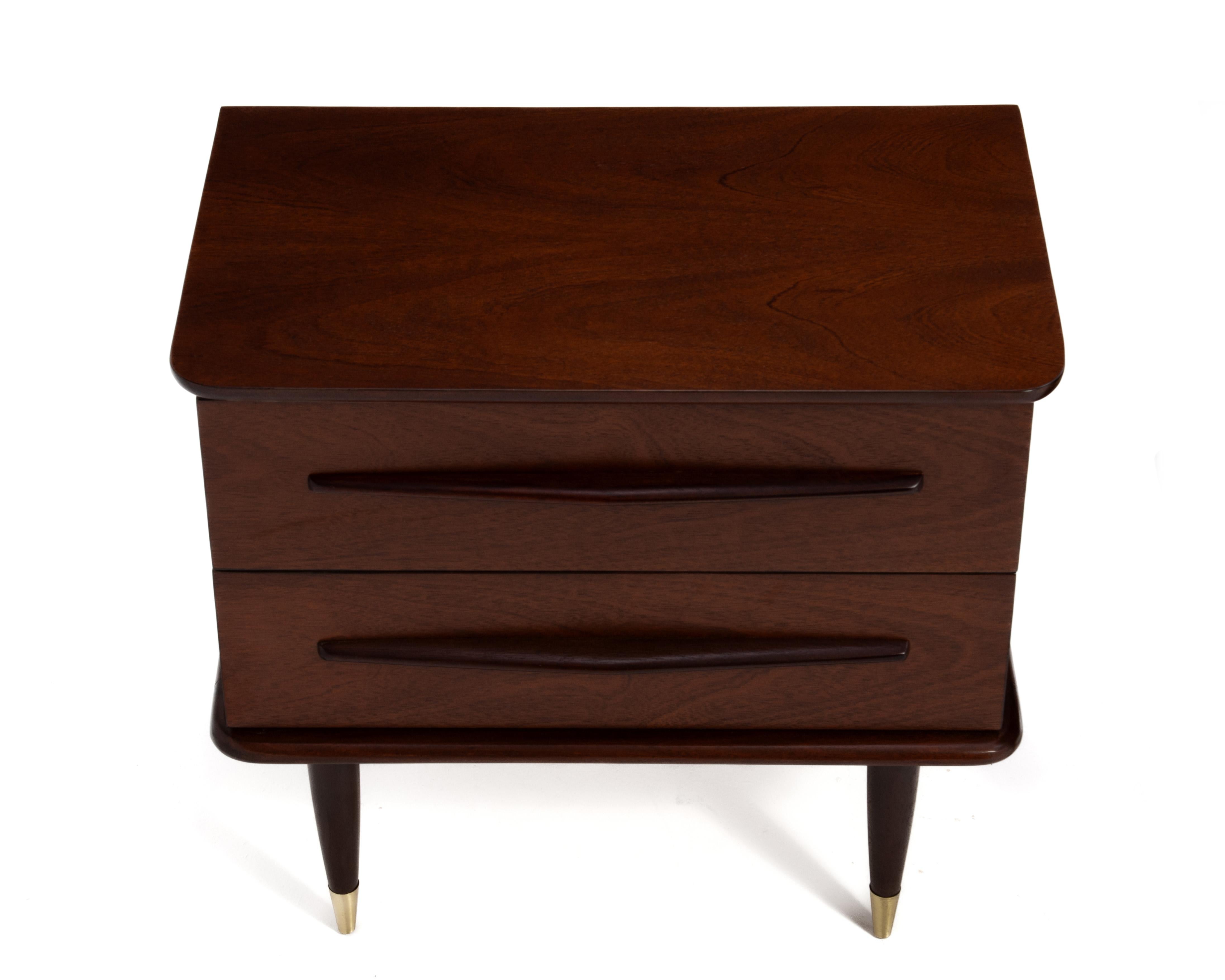 United Furniture - Comodini in ottone in mogano della metà del secolo scorso - coppia di comodini rifiniti in vendita 2