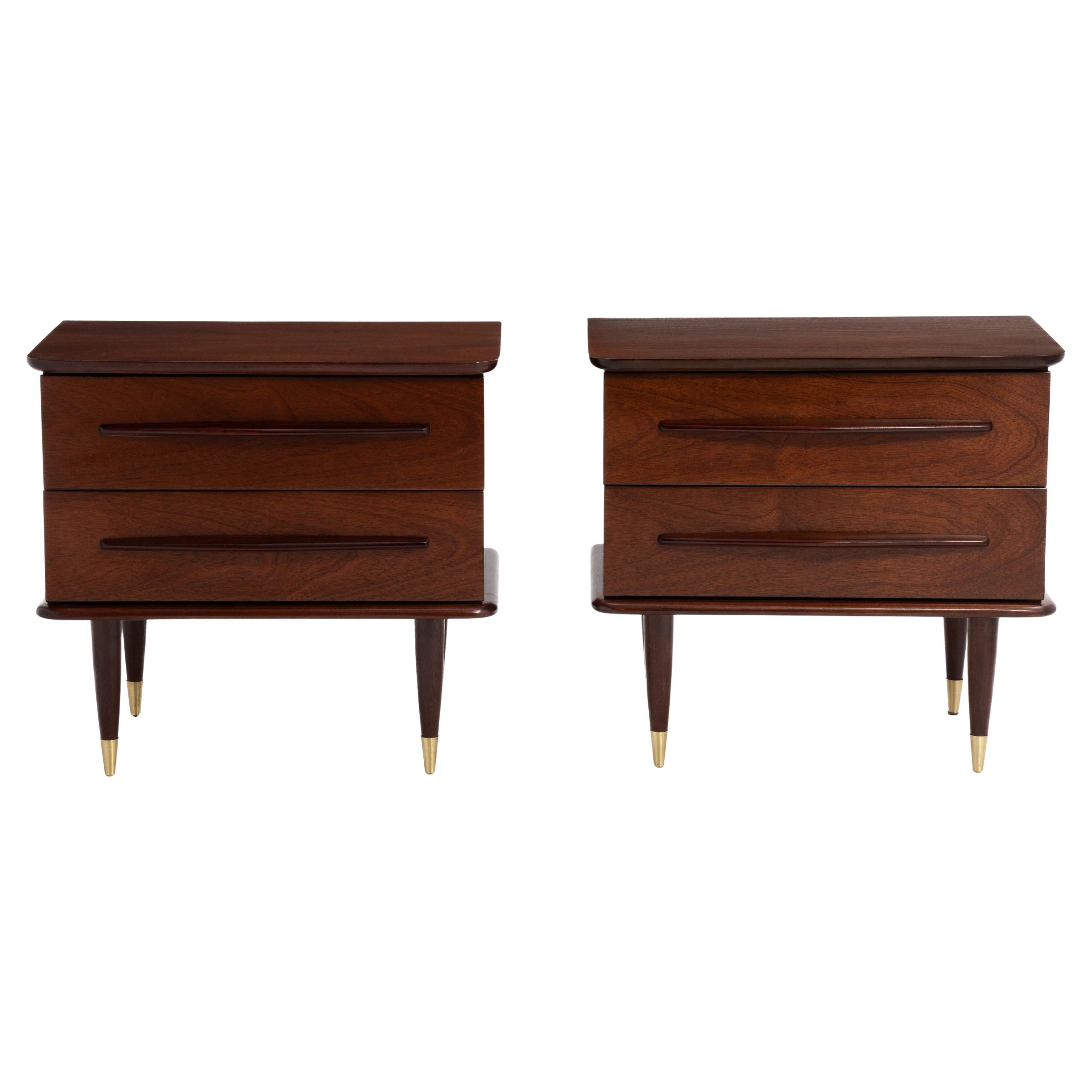 United Furniture - Comodini in ottone in mogano della metà del secolo scorso - coppia di comodini rifiniti in vendita