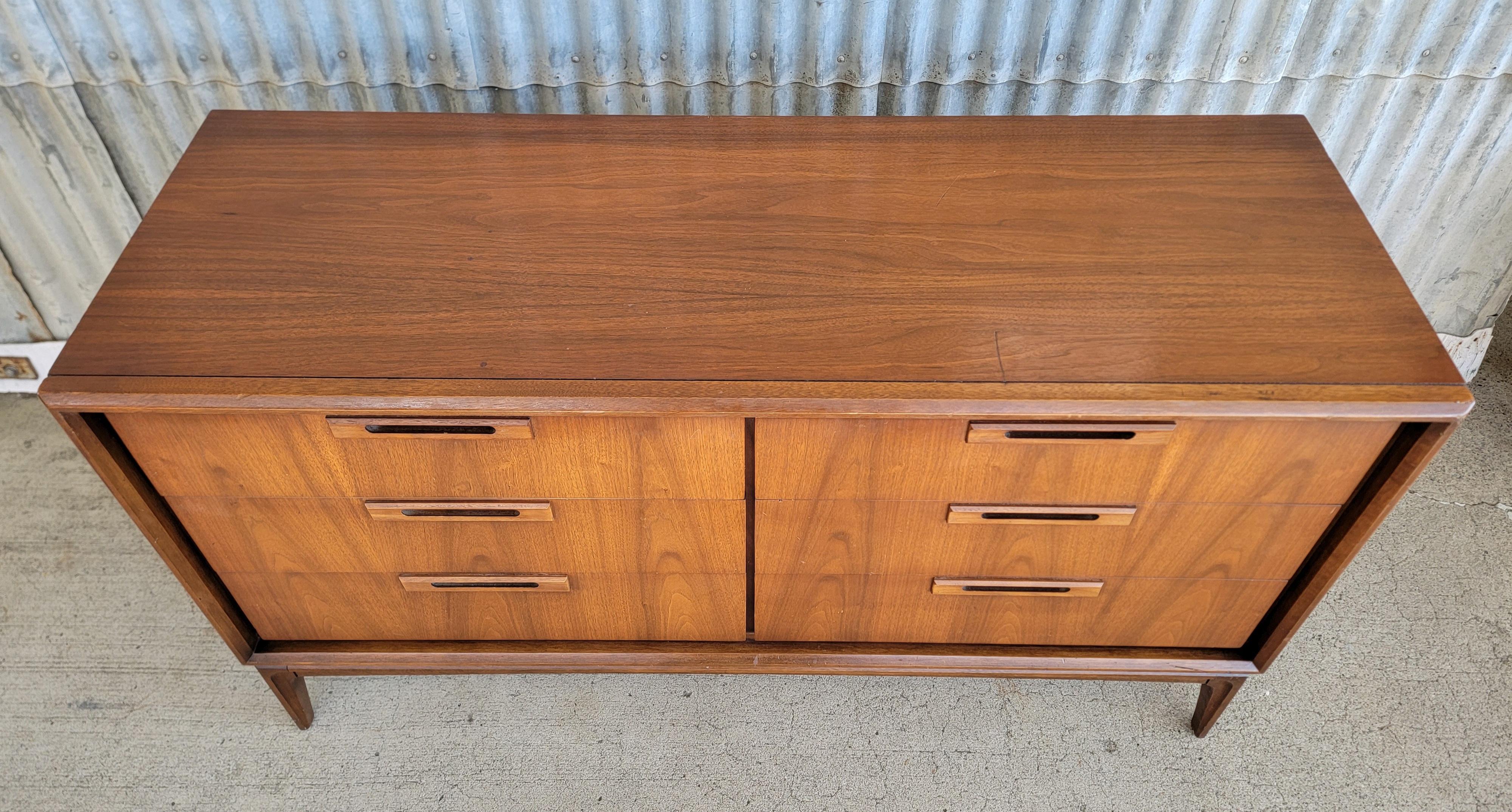 United Furniture Mid-Century Modern Low Dresser For Sale 1
