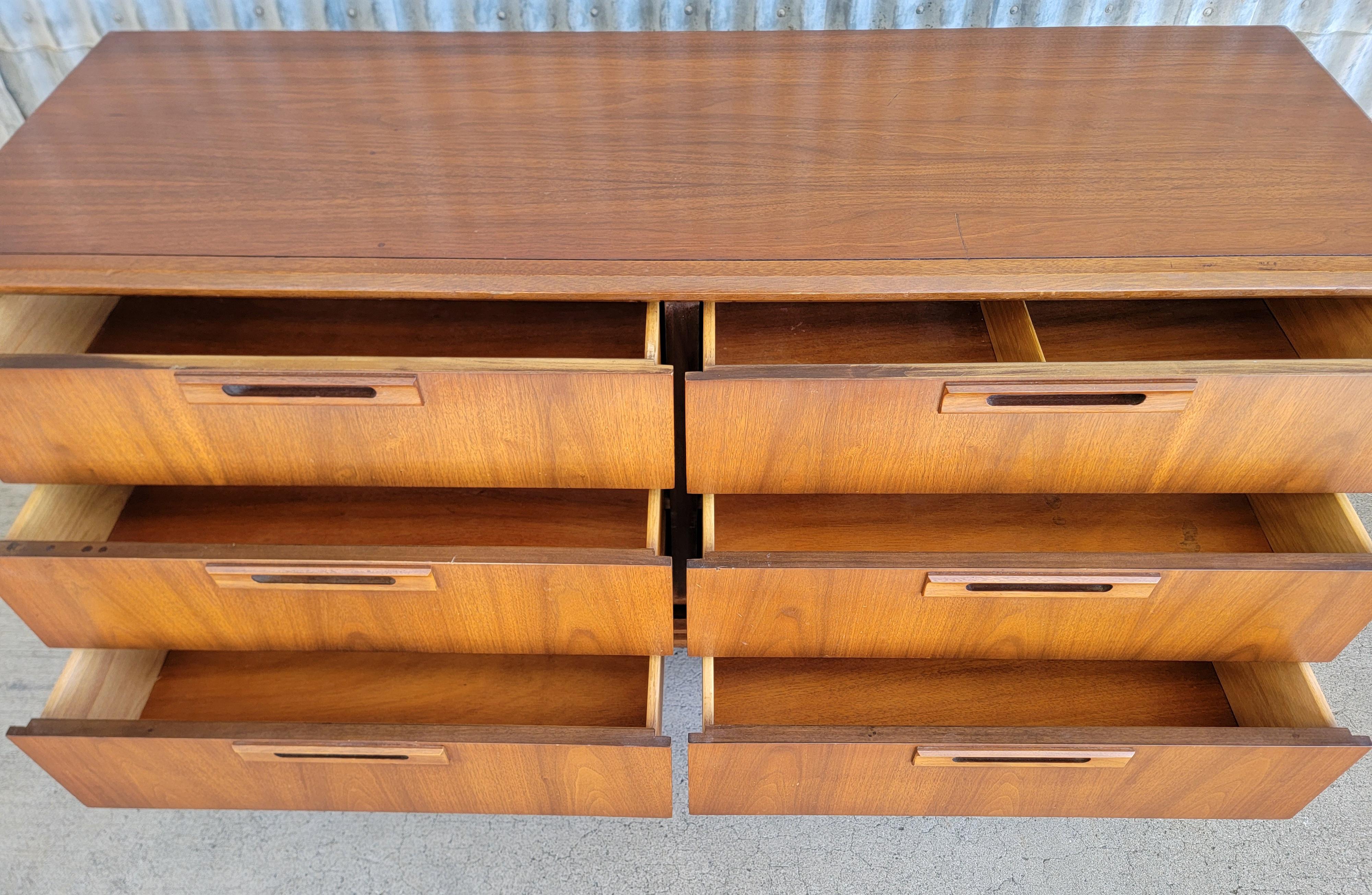 United Furniture Mid-Century Modern Low Dresser For Sale 3