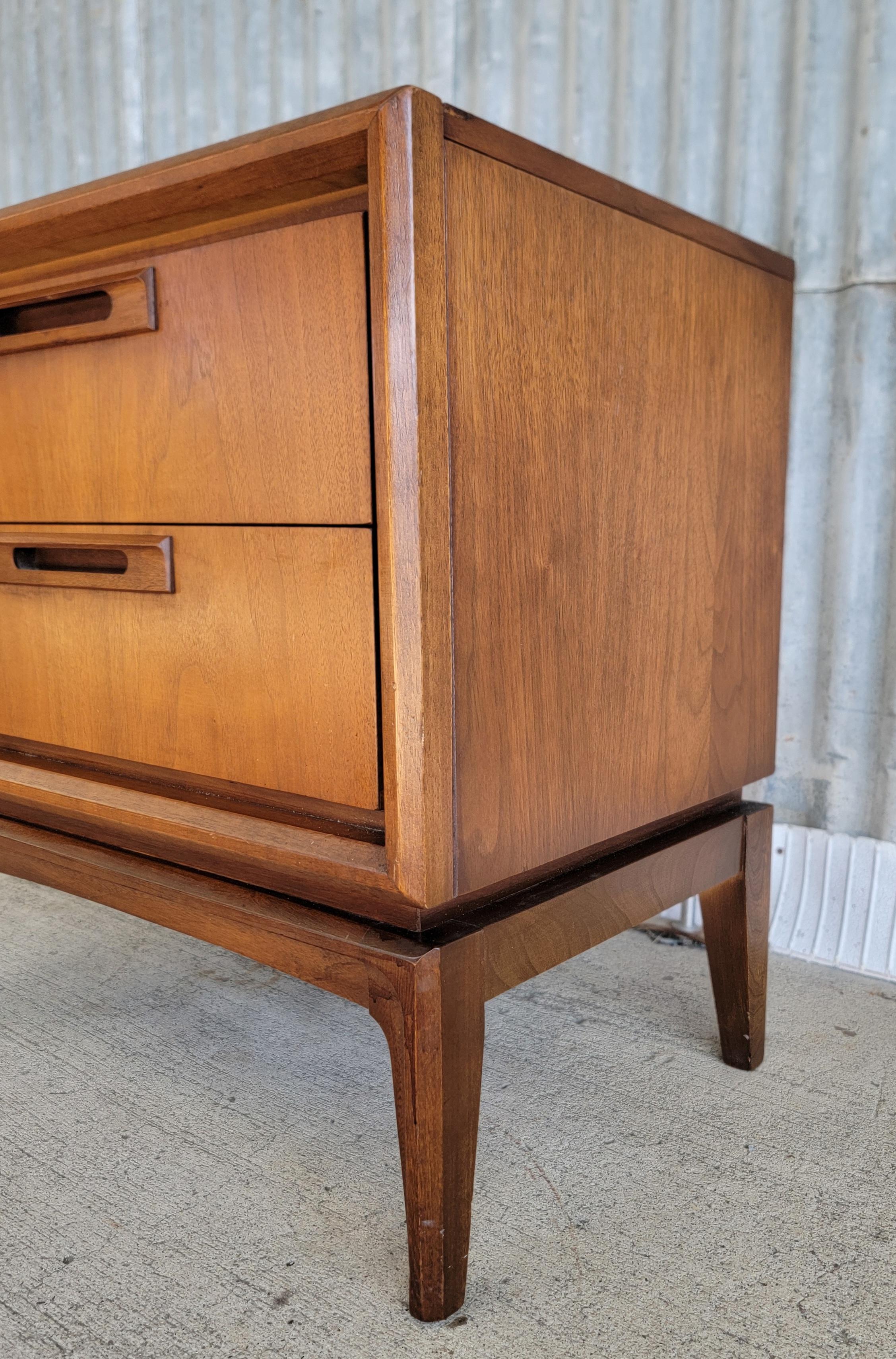 United Furniture Mid-Century Modern Night Stand In Good Condition For Sale In Fulton, CA