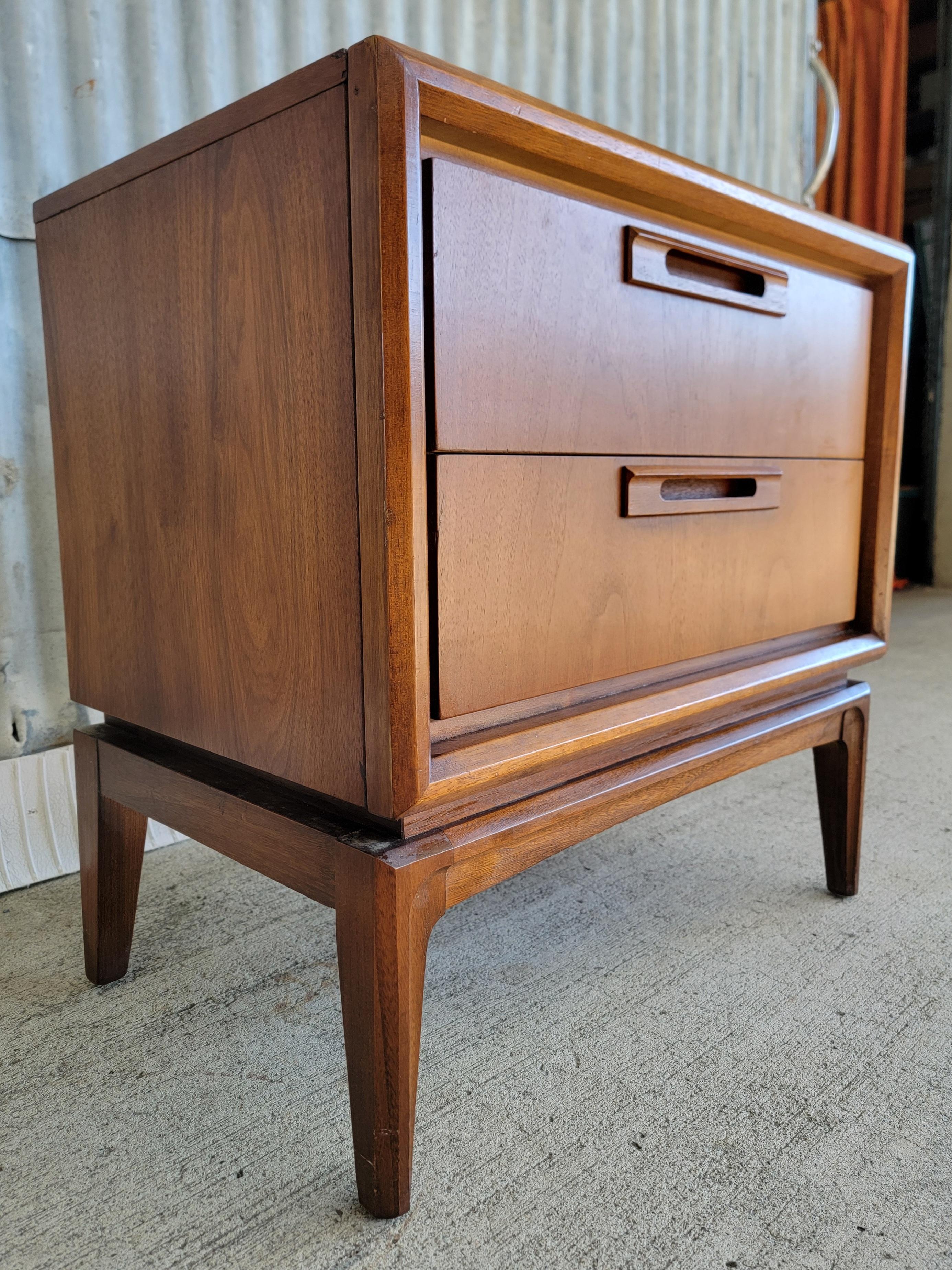 United Furniture - Table de chevet moderne du milieu du siècle dernier Bon état - En vente à Fulton, CA