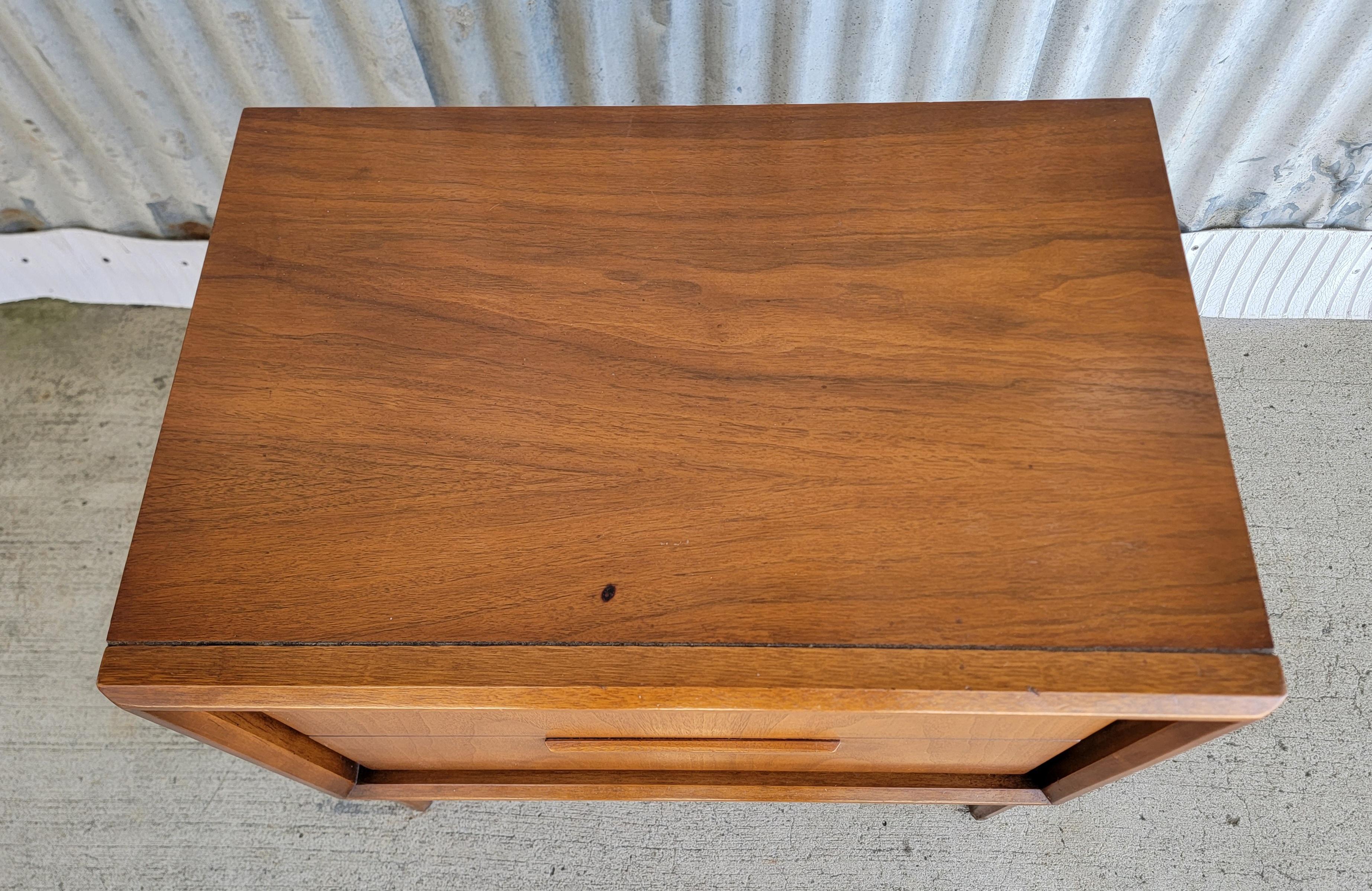 Chêne United Furniture - Table de chevet moderne du milieu du siècle dernier en vente