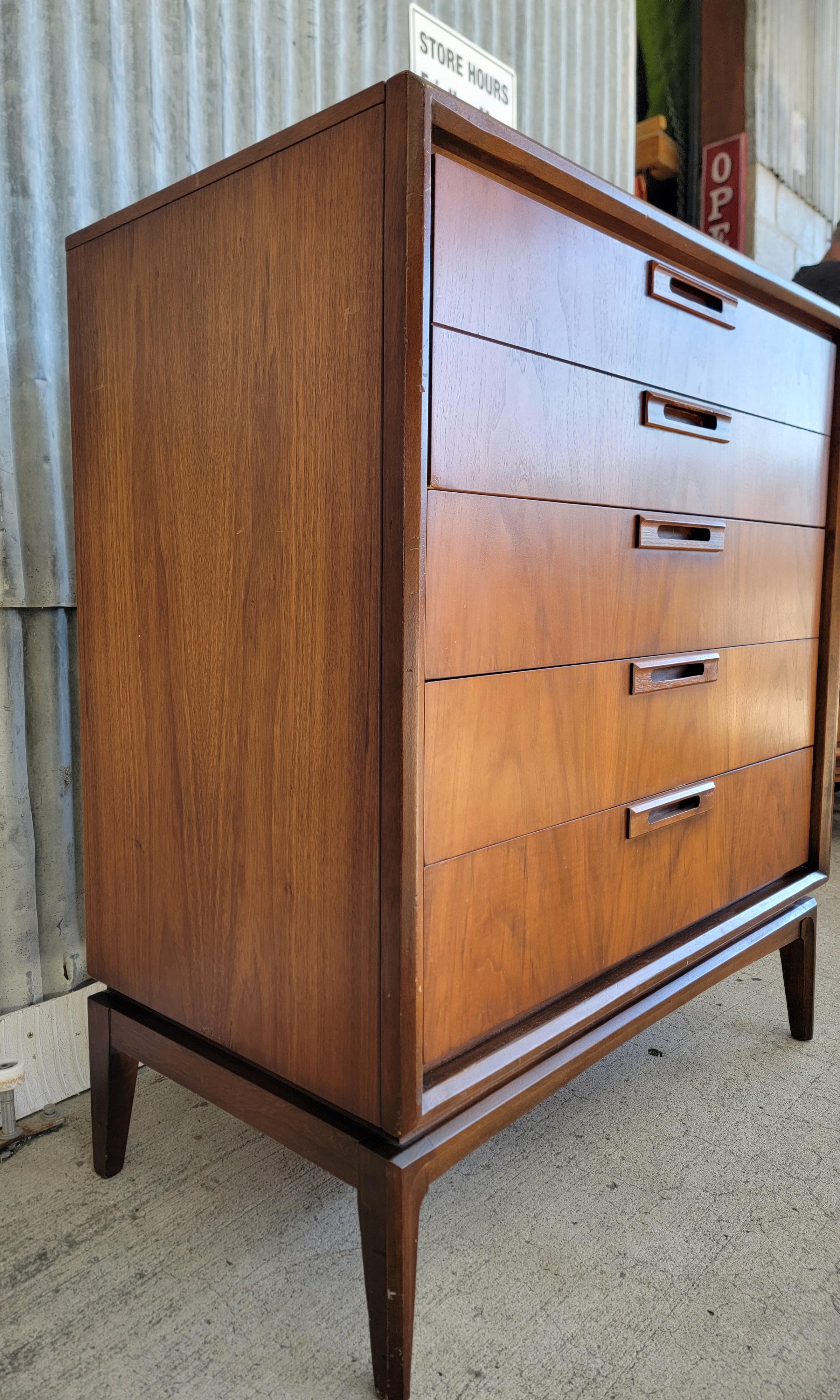 United Furniture Mid-Century Modern Tall Dresser In Good Condition For Sale In Fulton, CA