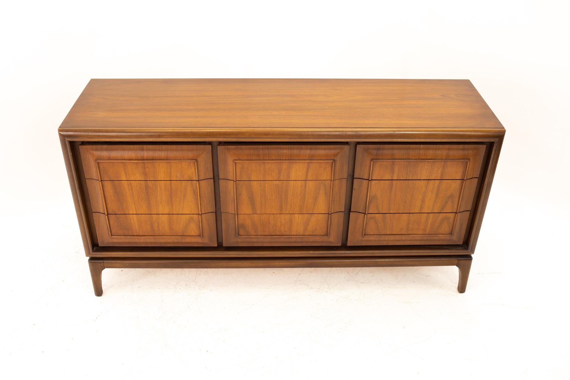 United Furniture Mid Century Walnut 9 Drawer Lowboy Dresser In Good Condition For Sale In Countryside, IL