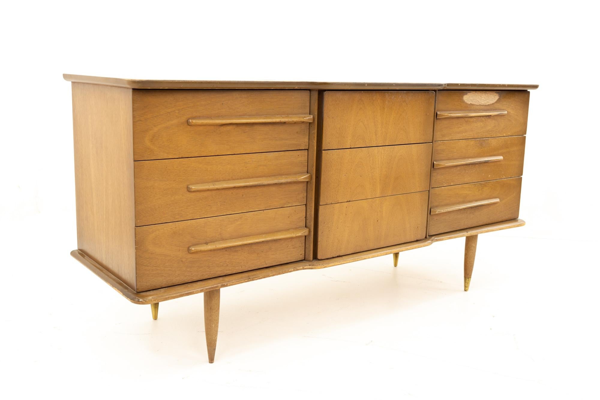 United Furniture Midcentury Walnut 9 Drawer Lowboy Dresser In Good Condition For Sale In Countryside, IL