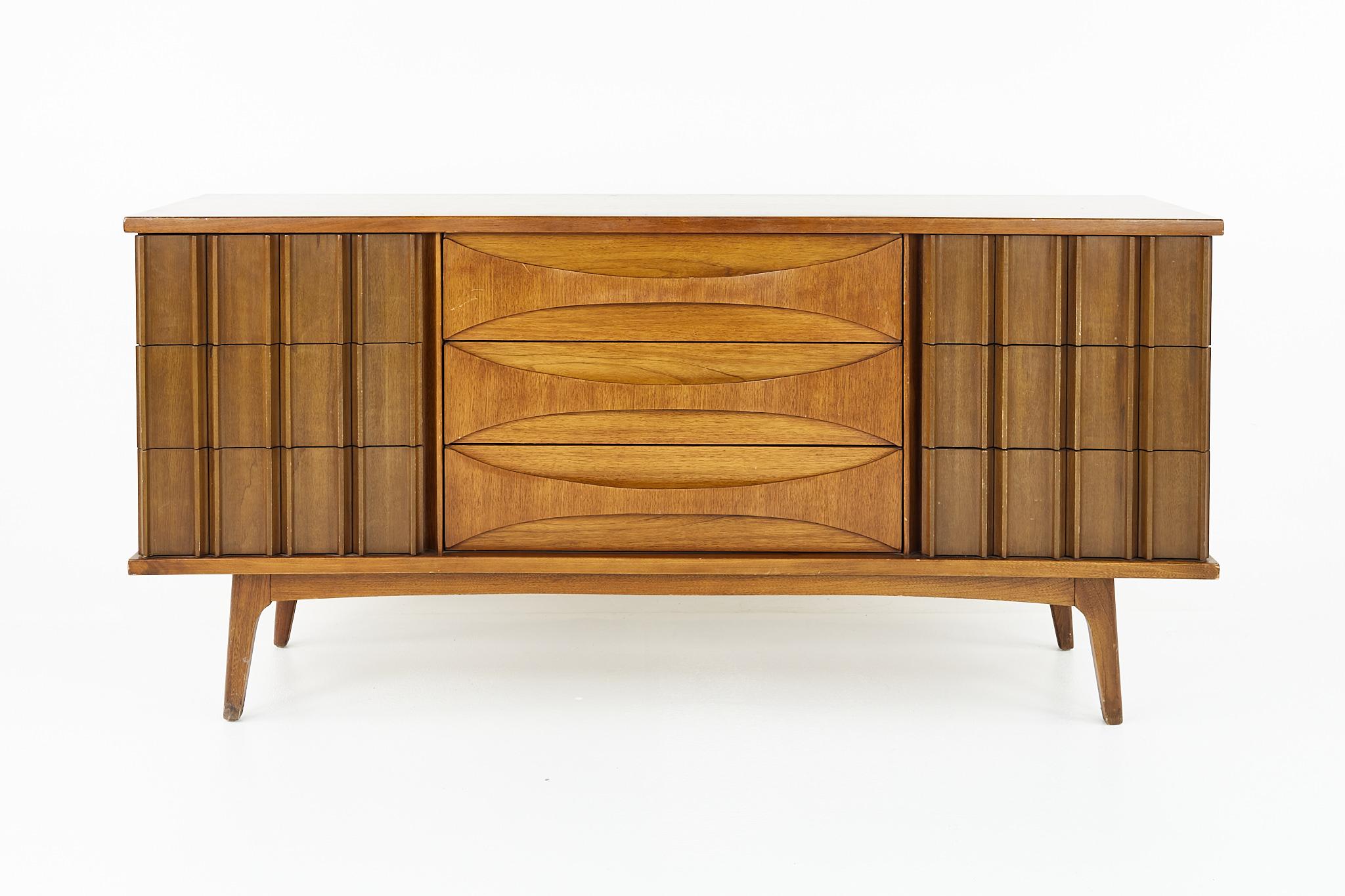 United Furniture Mid Century Walnut 9 Drawer Credenza Lowboy Dresser

This dresser measures: 64 wide x 18 deep x 30.75 inches high

?All pieces of furniture can be had in what we call restored vintage condition. That means the piece is restored upon