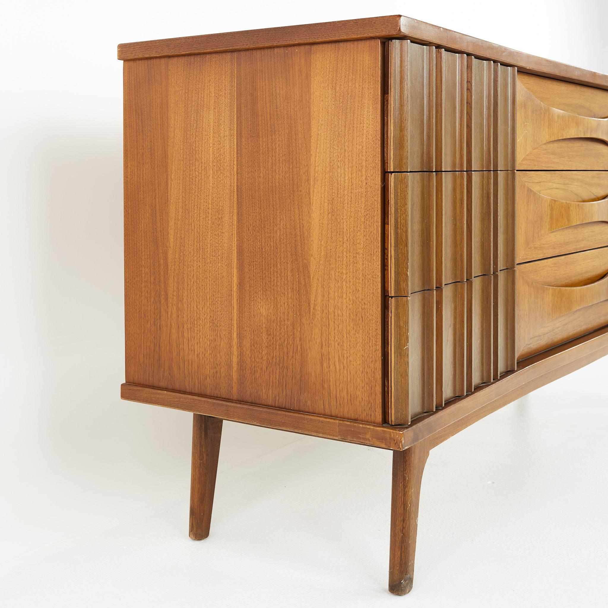 United Furniture Mid Century Walnut 9 Drawer Credenza Lowboy Dresser In Good Condition In Countryside, IL