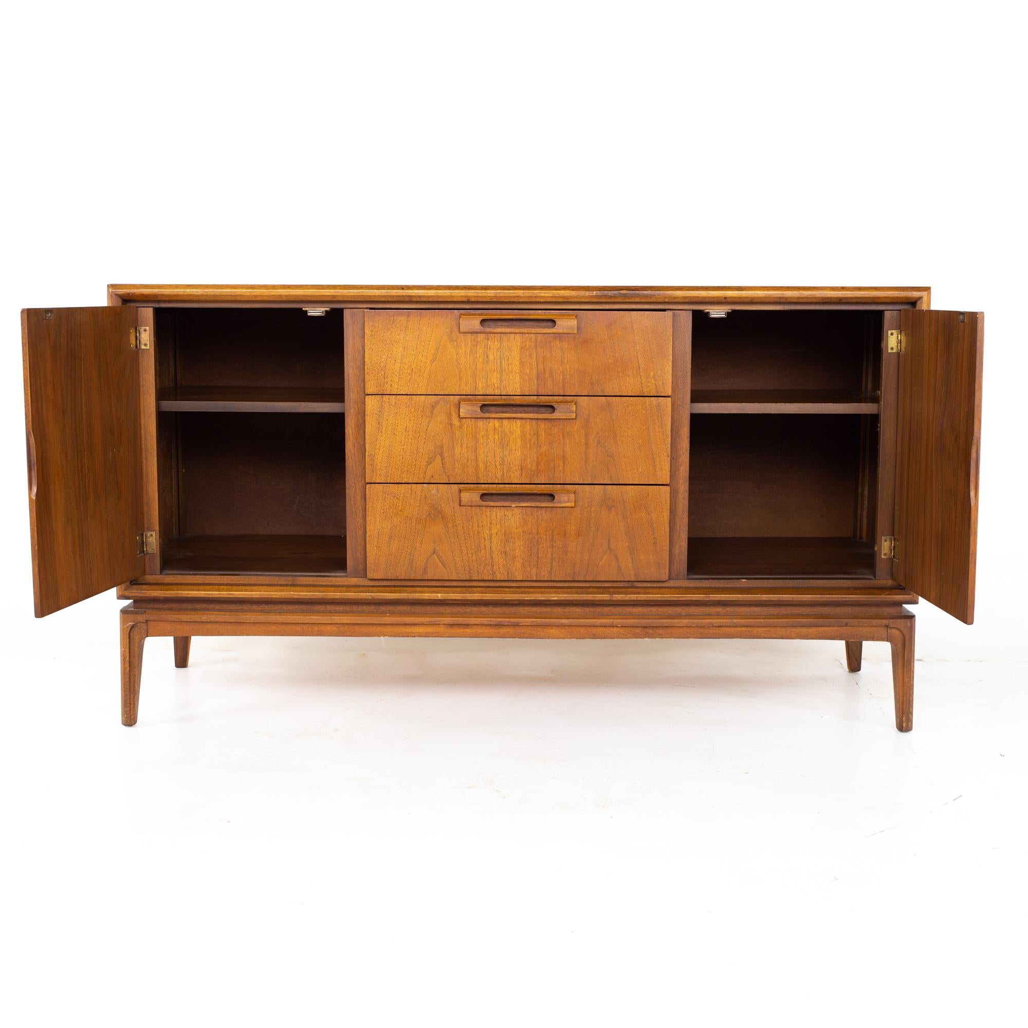 United Furniture Mid Century Walnut Sideboard Credenza Buffet and Hutch 7