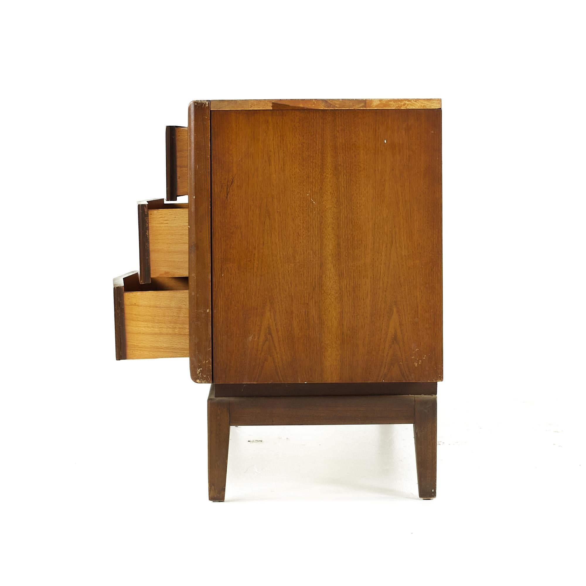 Américain United Mid Century Diamond Lowboy Commode 9 tiroirs en noyer en vente