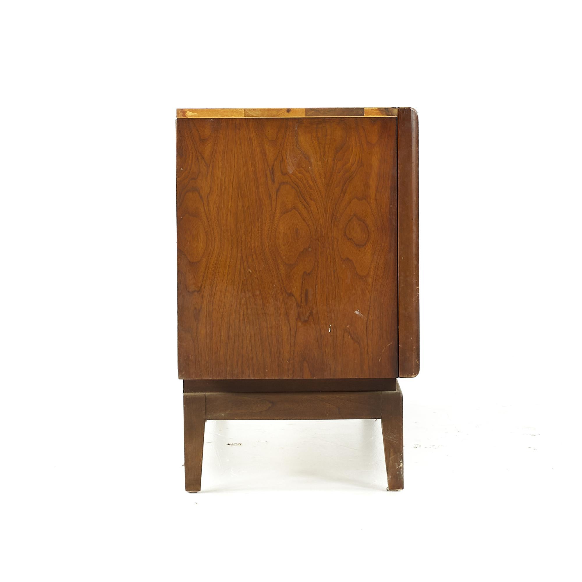 United Midcentury Diamond Walnut Lowboy 9 Drawer Dresser In Good Condition For Sale In Countryside, IL