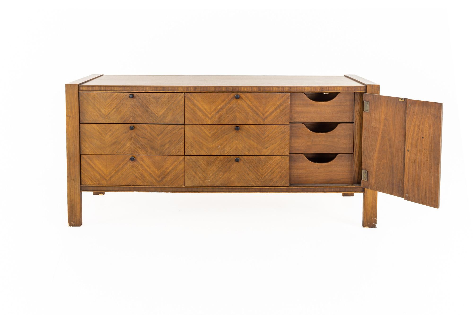 United Mid Century Tiki Walnut Lowboy Dresser In Good Condition For Sale In Countryside, IL