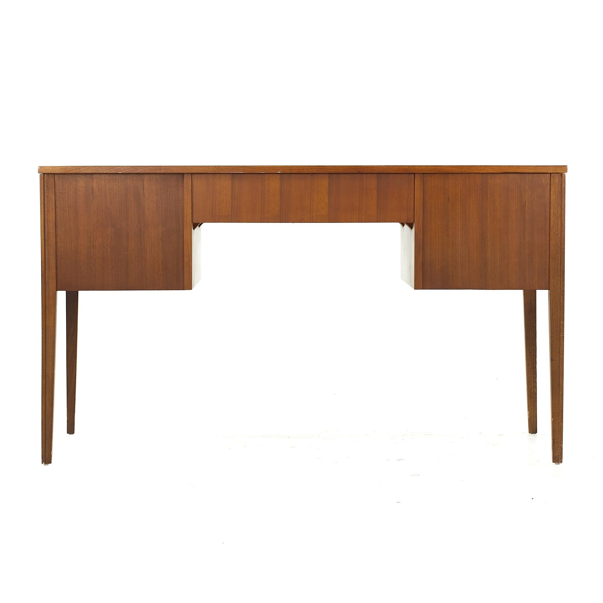 United Midcentury Walnut and Leather Top Desk In Good Condition In Countryside, IL