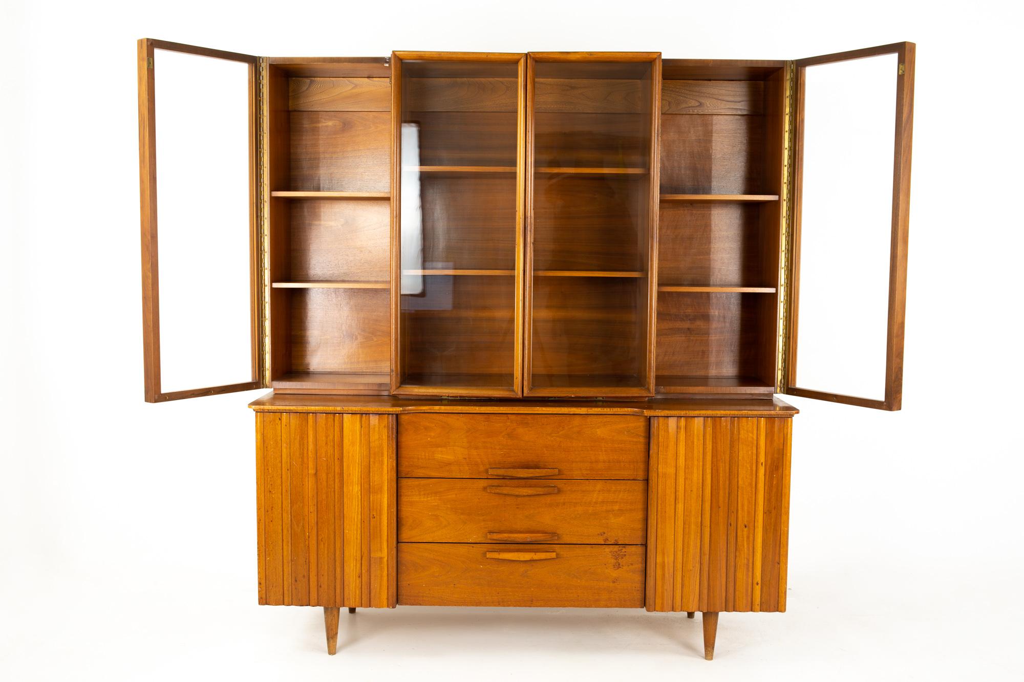 United Mid Century Walnut Sideboard Credenza Buffet and Hutch In Good Condition In Countryside, IL