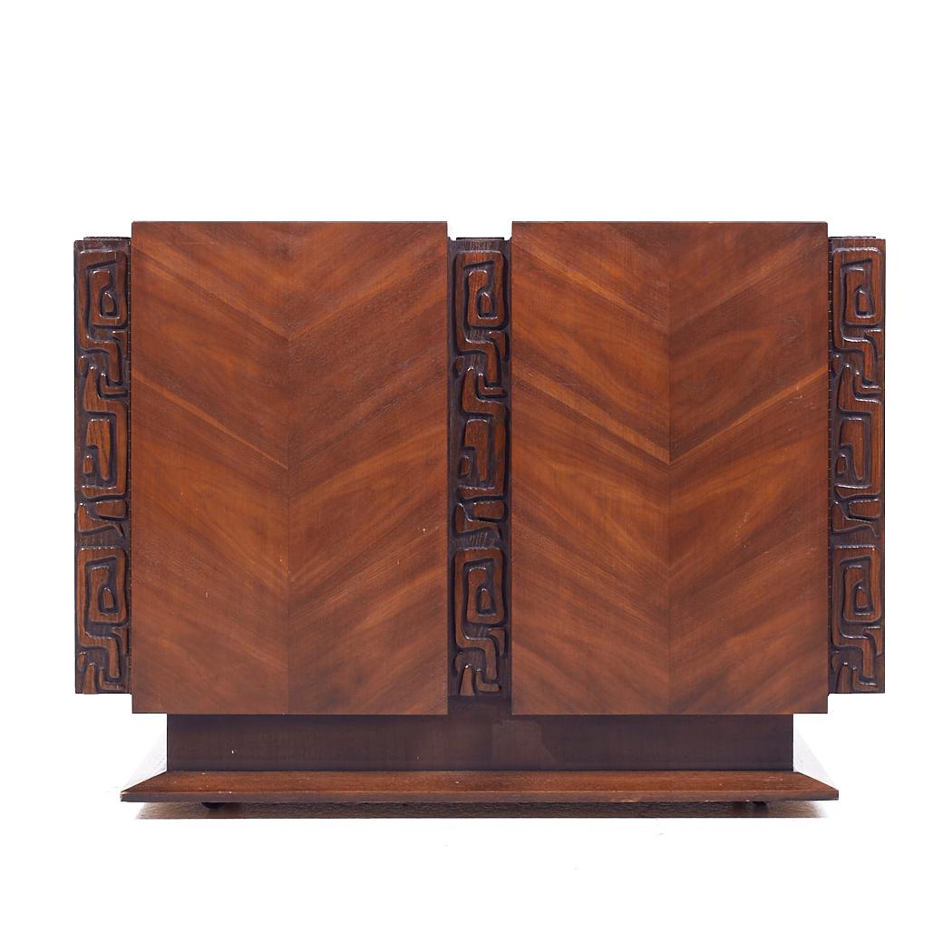 United Mid Century Walnut Tiki Bar In Good Condition For Sale In Countryside, IL