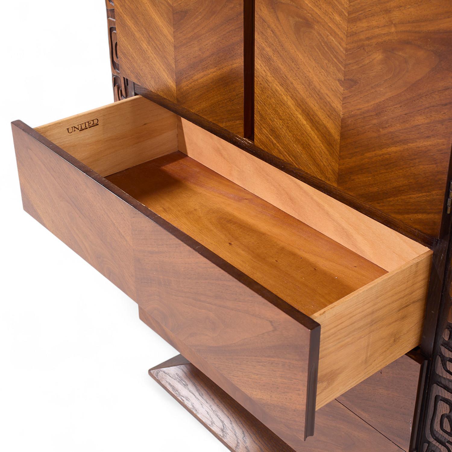 United Mid Century Walnut Tiki Brutalist Dresser Highboy in vendita 3