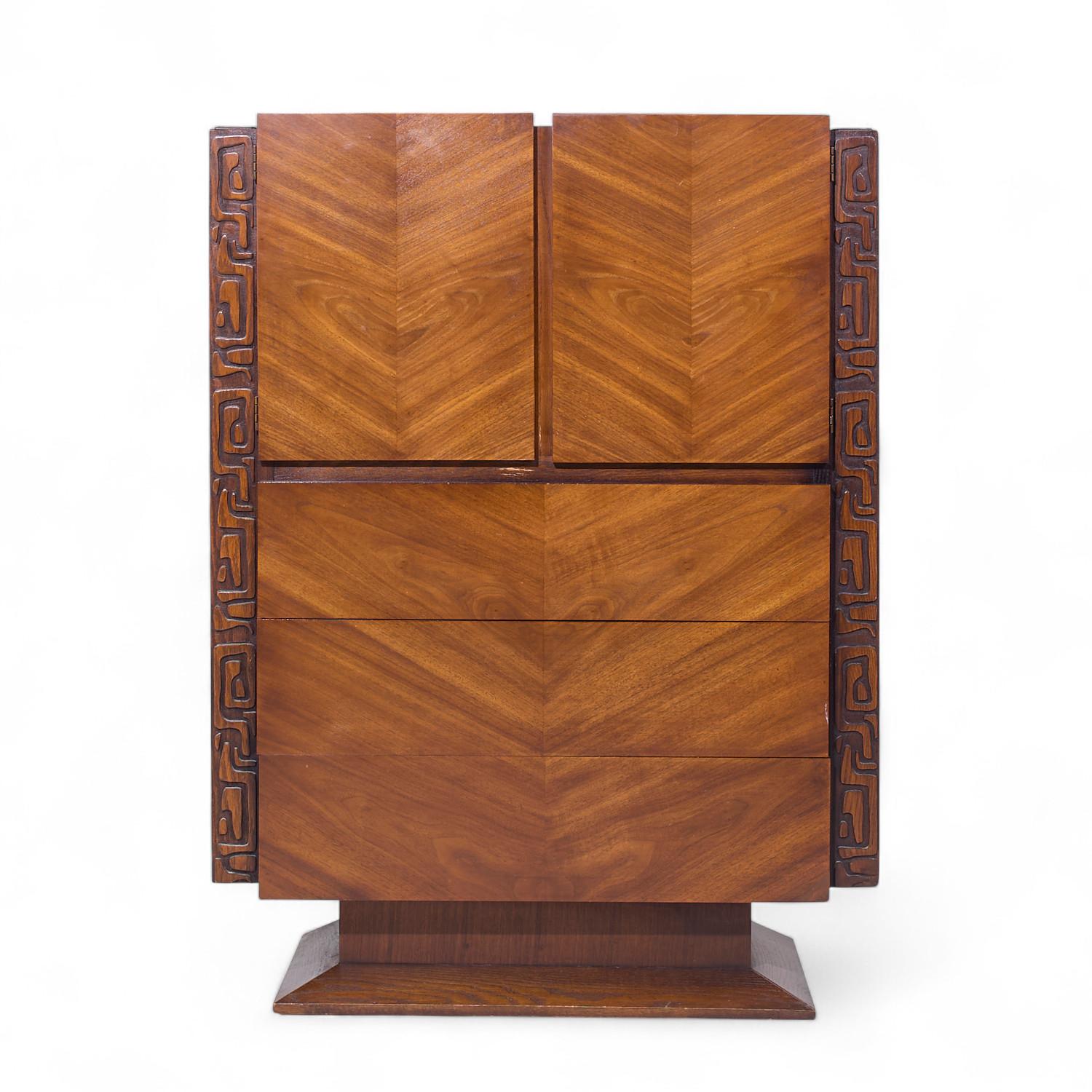 United Mid Century Walnut Tiki Brutalist Dresser Highboy

Le misure di questo damerino sono: 40 di larghezza x 19 di profondità x 54,25 di altezza

Tutti i mobili possono essere acquistati in quello che noi chiamiamo stato vintage restaurato. Ciò