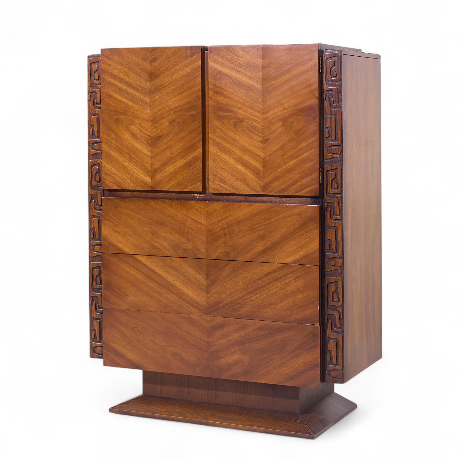 Mid-Century moderno United Mid Century Walnut Tiki Brutalist Dresser Highboy in vendita