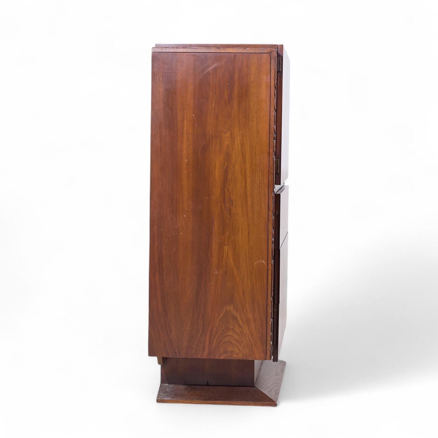 Americano United Mid Century Walnut Tiki Brutalist Dresser Highboy in vendita