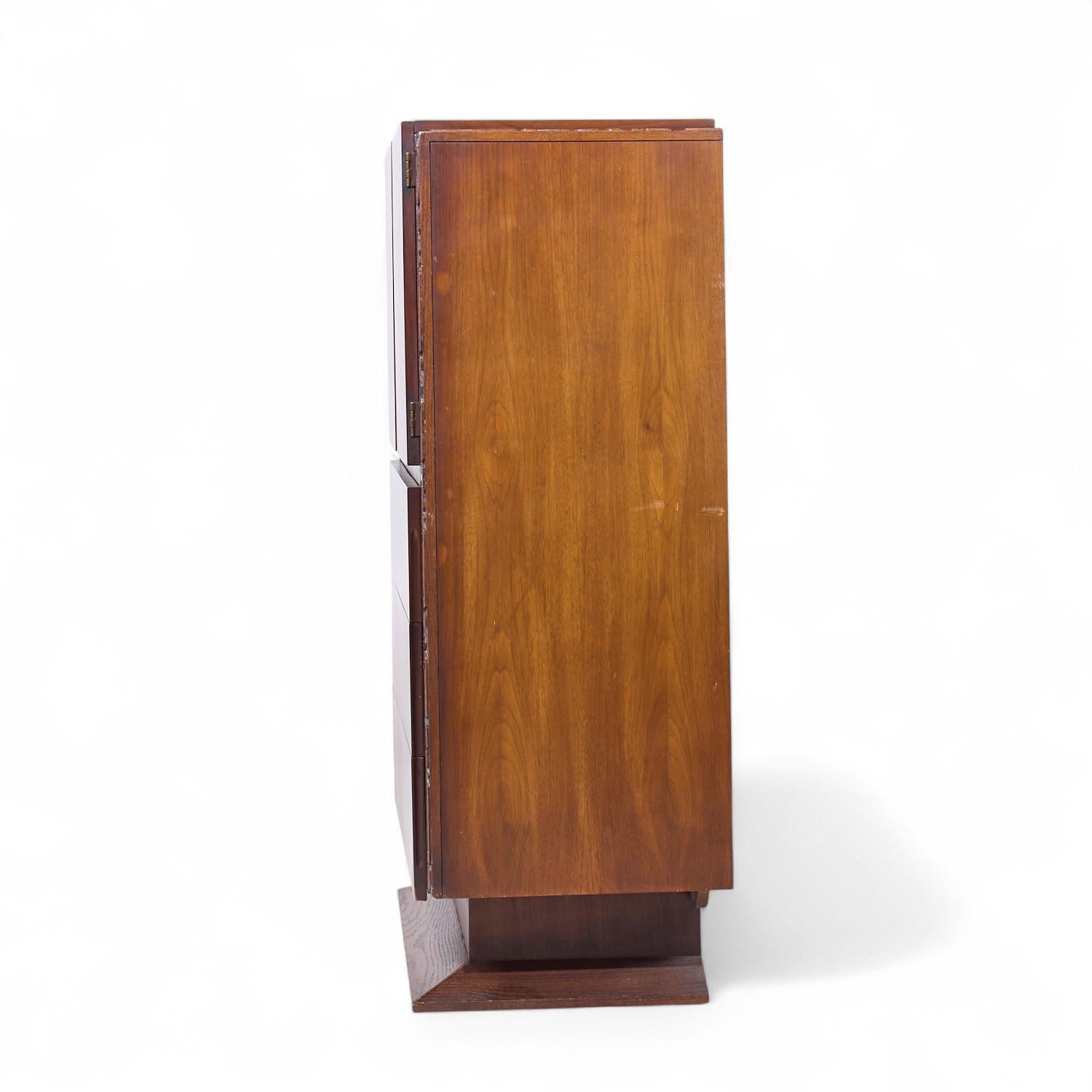 United Mid Century Walnut Tiki Brutalist Dresser Highboy In condizioni buone in vendita a Countryside, IL