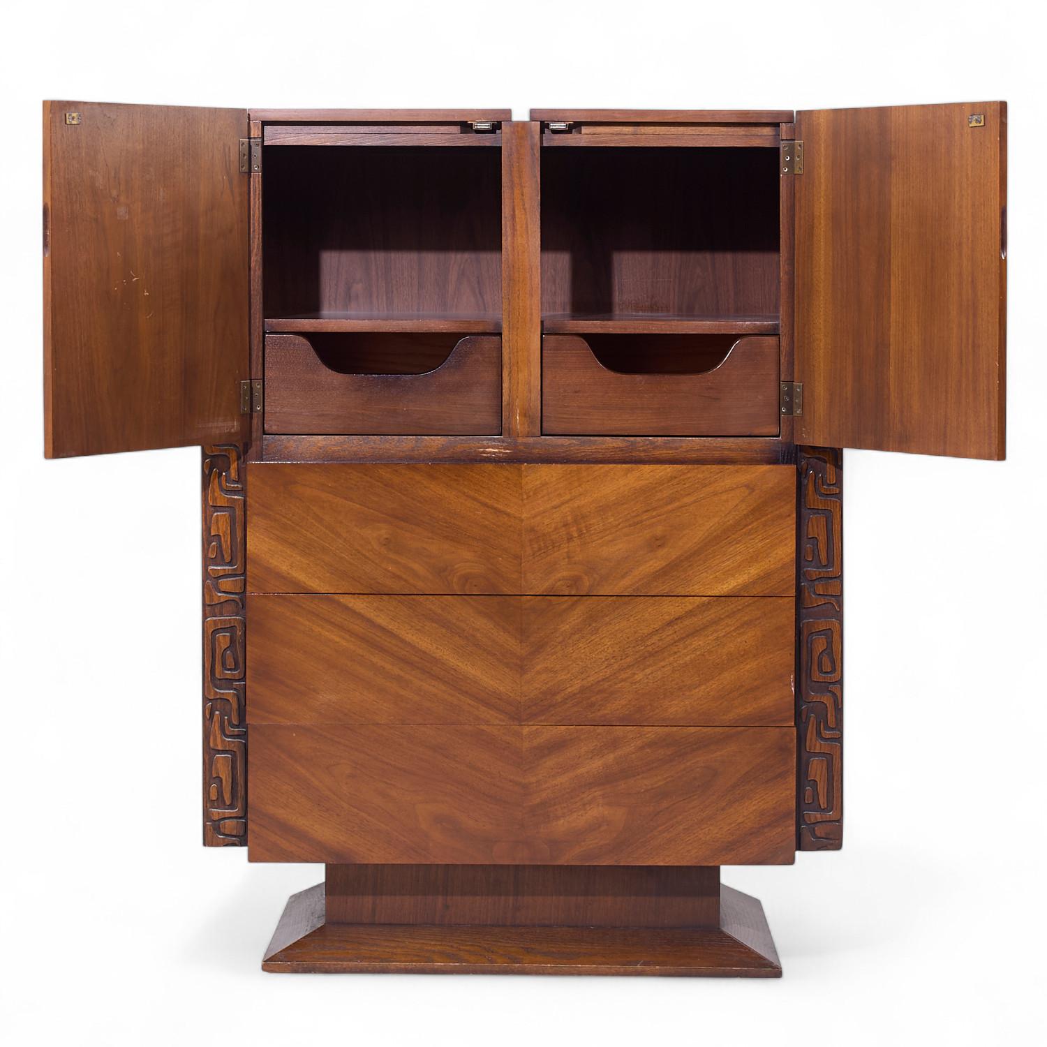XX secolo United Mid Century Walnut Tiki Brutalist Dresser Highboy in vendita