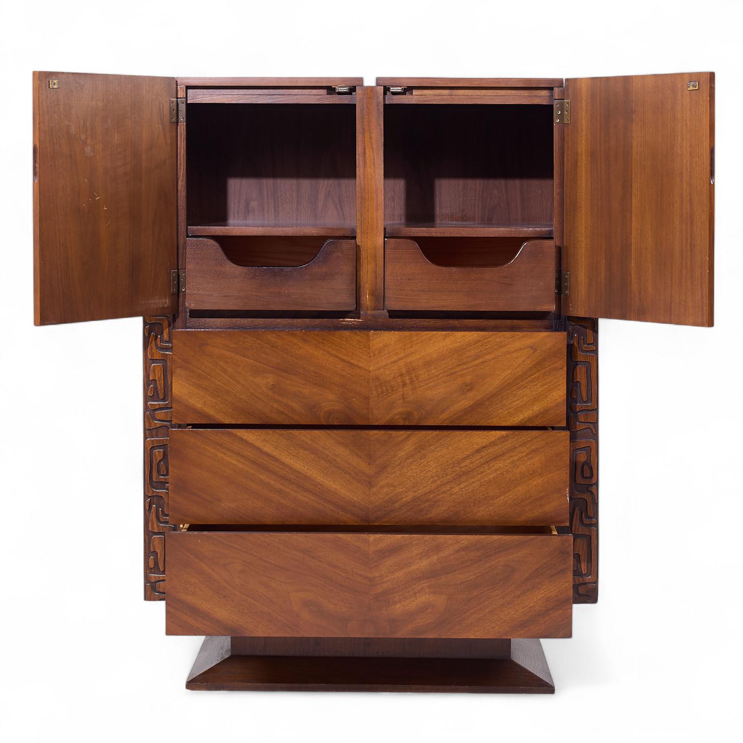Noce United Mid Century Walnut Tiki Brutalist Dresser Highboy in vendita