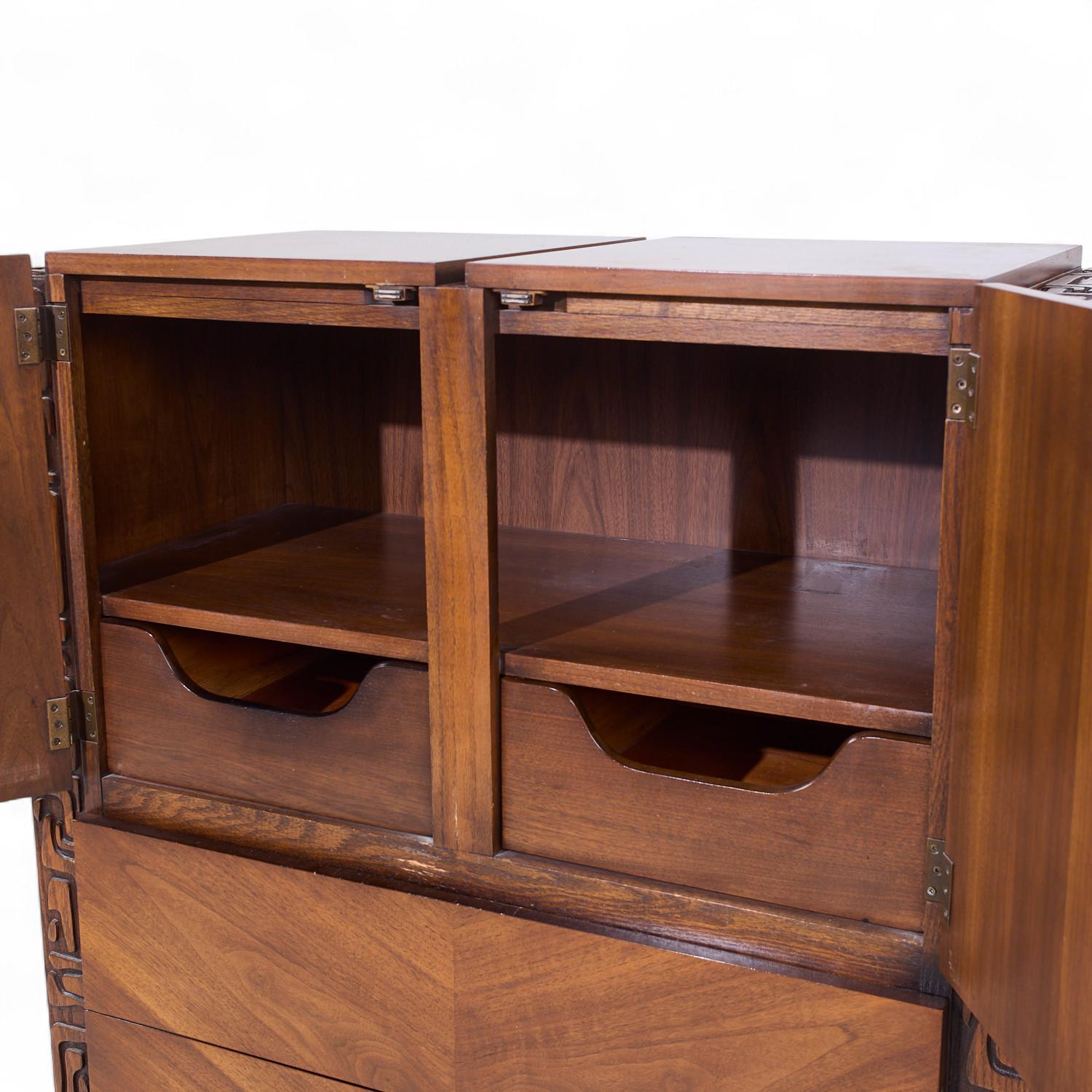 United Mid Century Walnut Tiki Brutalist Dresser Highboy in vendita 1