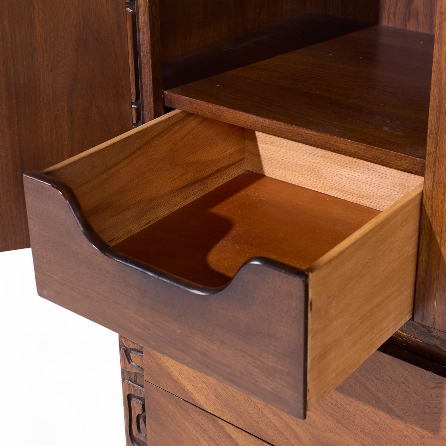 United Mid Century Walnut Tiki Brutalist Dresser Highboy in vendita 2