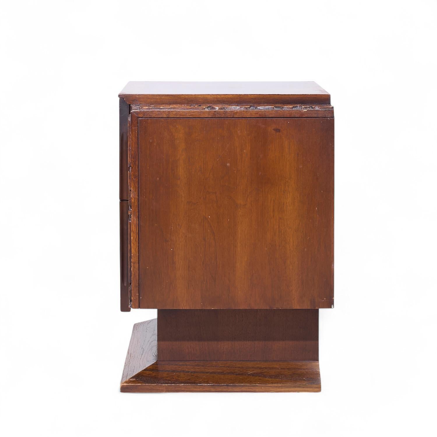 United Mid Century Walnut Tiki Brutalist Nightstands - Pair In Good Condition For Sale In Countryside, IL