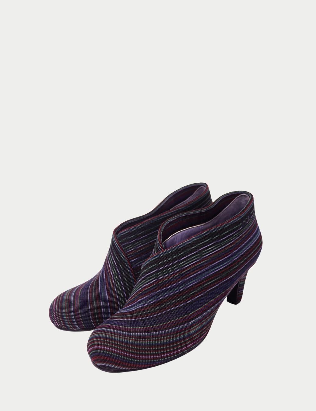 United Nude Multicolore Elastic Ankle Booties

Entra nello stile architettonico con questi stivaletti elastici multicolore di United Nude, noti per il loro design all'avanguardia e per il comfort eccezionale. Realizzate con la tomaia in tessuto